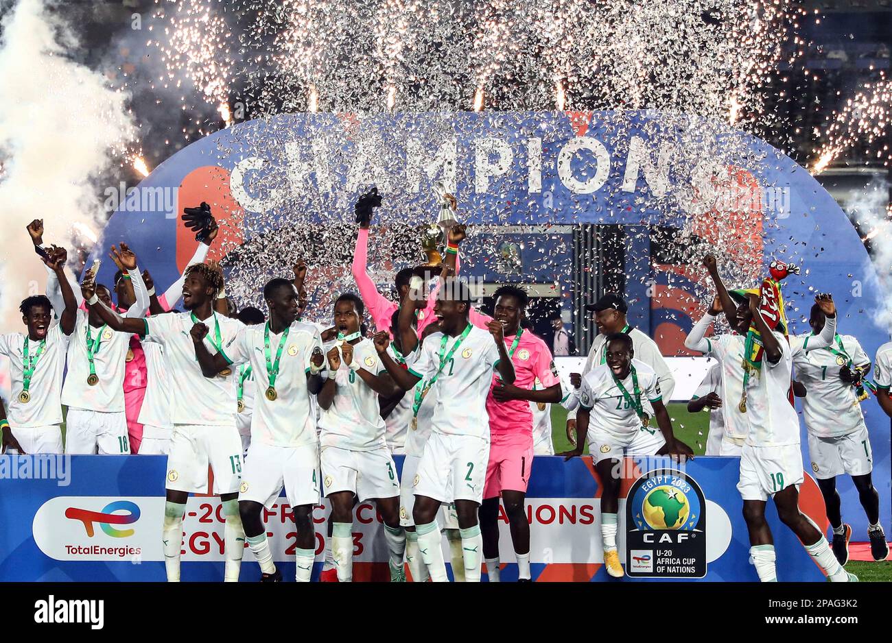Kairo, Ägypten. 11. März 2023. Team Senegal feiert mit Trophäe nach dem Finale zwischen Senegal und Gambia beim 2023 CAF (Confederation of African Football) U-20 Africa Cup of Nations Fußballspiel in Kairo, Ägypten, am 11. März 2023. Kredit: Ahmed Gomaa/Xinhua/Alamy Live News Stockfoto