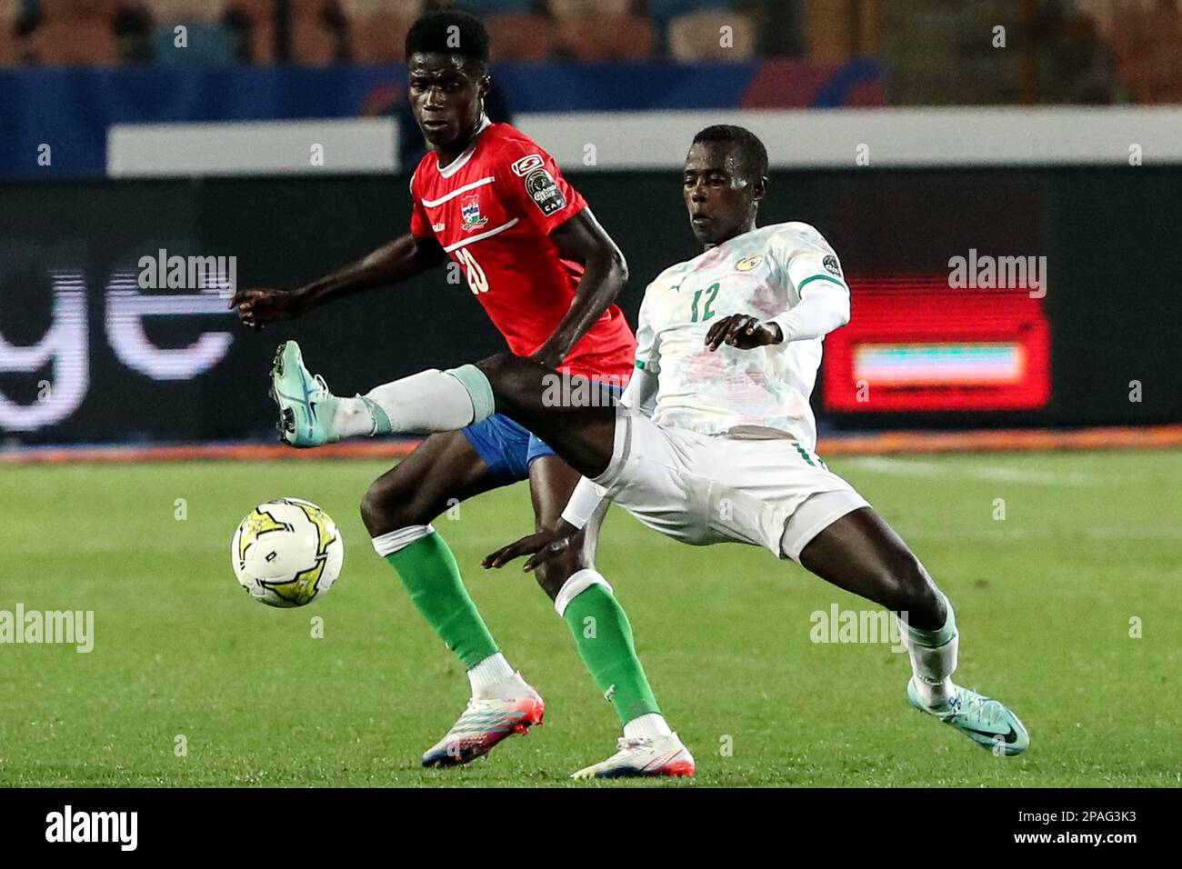 Kairo, Ägypten. 11. März 2023. Babacar Ndiaye (R) von Senegal spielt mit Adama Bojang von Gambia während des Finales zwischen Senegal und Gambia beim 2023. CAF (Confederation of African Football) U-20 Africa Cup of Nations Fußballspiel in Kairo, Ägypten, 11. März 2023. Kredit: Ahmed Gomaa/Xinhua/Alamy Live News Stockfoto