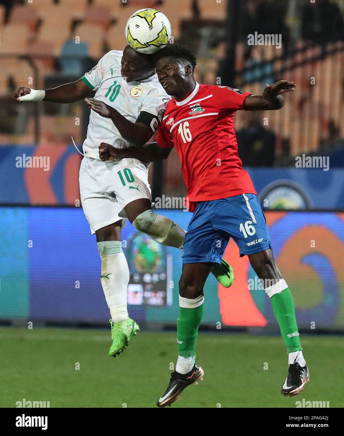 Kairo, Ägypten. 11. März 2023. Samba Diallo (L) von Senegal spielt mit Bakary Jawara von Gambia während des Finales zwischen Senegal und Gambia beim 2023. CAF (Confederation of African Football) U-20 Africa Cup of Nations Fußballspiel in Kairo, Ägypten, 11. März 2023. Kredit: Ahmed Gomaa/Xinhua/Alamy Live News Stockfoto