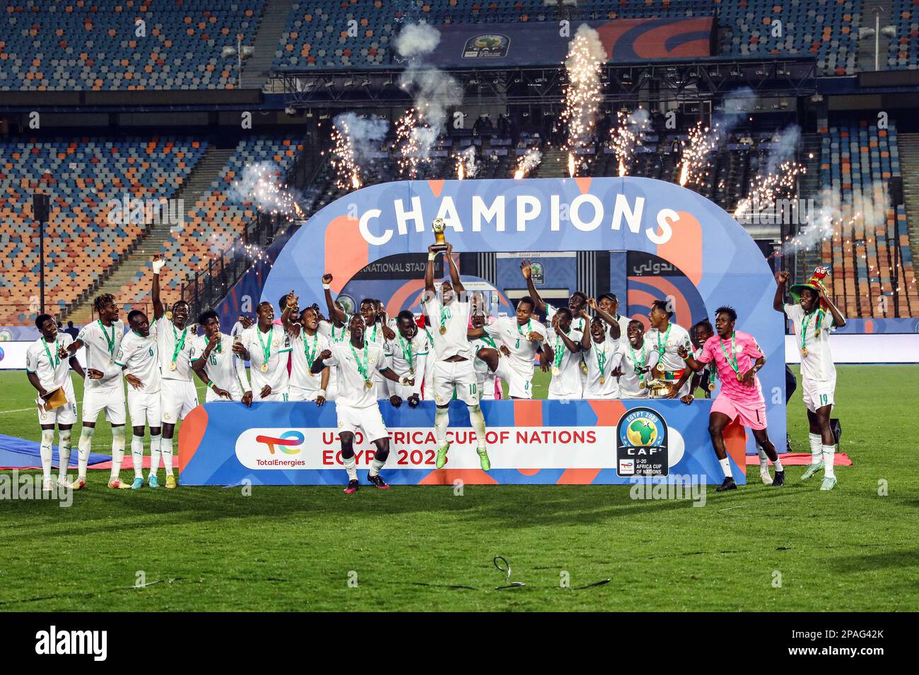 Kairo, Ägypten. 11. März 2023. Team Senegal feiert mit Trophäe nach dem Finale zwischen Senegal und Gambia beim 2023 CAF (Confederation of African Football) U-20 Africa Cup of Nations Fußballspiel in Kairo, Ägypten, am 11. März 2023. Kredit: Ahmed Gomaa/Xinhua/Alamy Live News Stockfoto