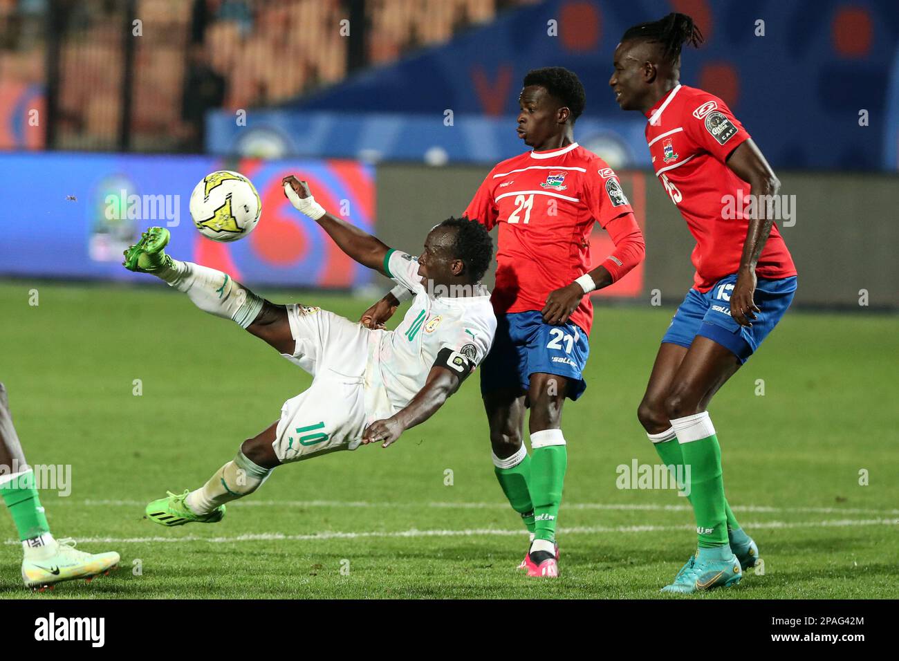 Kairo, Ägypten. 11. März 2023. Samba Diallo (L) von Senegal schießt während des Finales zwischen Senegal und Gambia beim 2023 CAF (Confederation of African Football) U-20 Africa Cup of Nations Fußballspiel in Kairo, Ägypten, am 11. März 2023. Kredit: Ahmed Gomaa/Xinhua/Alamy Live News Stockfoto