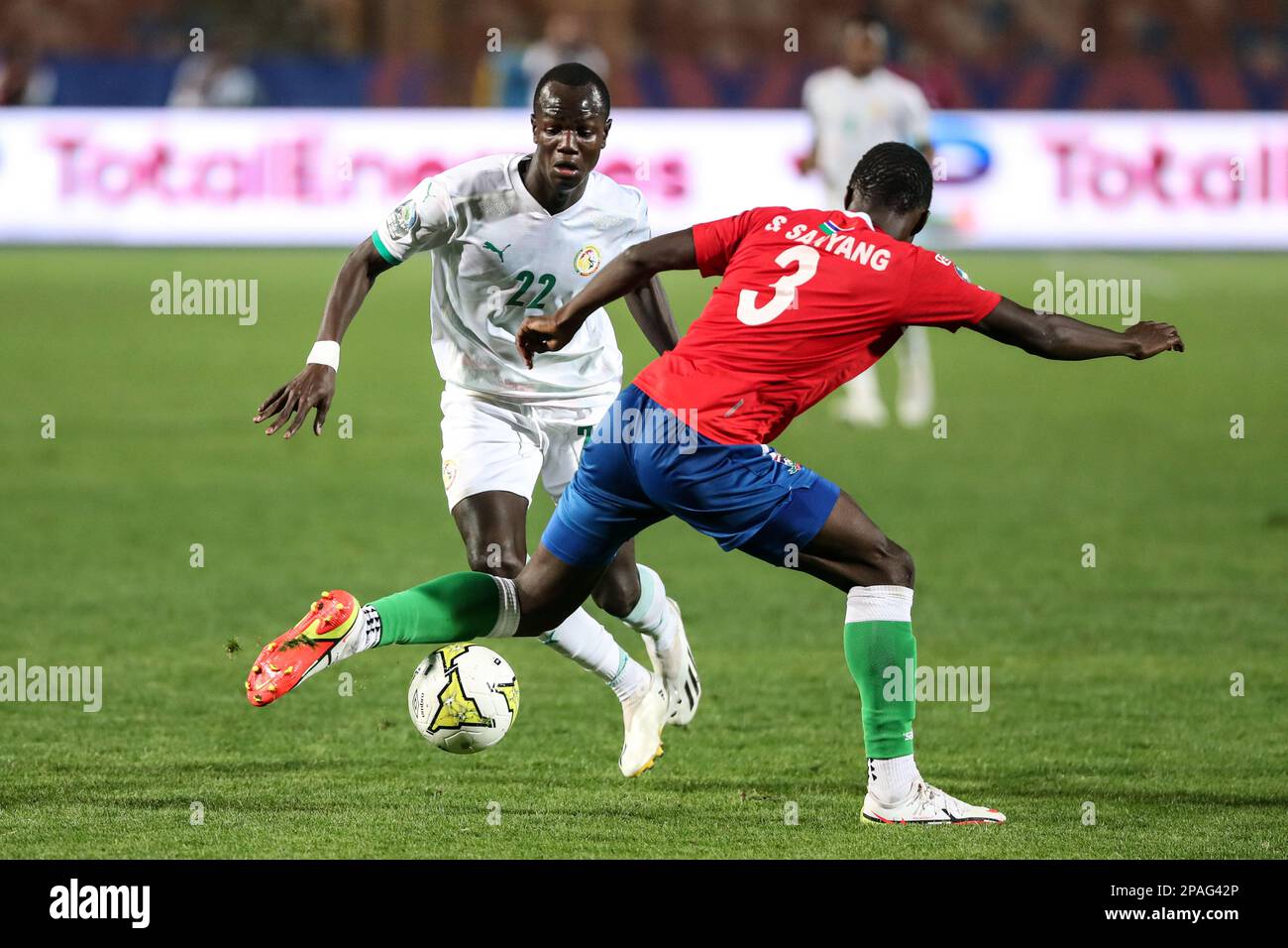 Kairo, Ägypten. 11. März 2023. Souleymane Faye (L) von Senegal spielt mit Sainey Sanyang von Gambia während des Finales zwischen Senegal und Gambia beim 2023. CAF (Konföderation des afrikanischen Fußballs) U-20 Africa Cup of Nations Fußballspiel in Kairo, Ägypten, 11. März 2023. Kredit: Ahmed Gomaa/Xinhua/Alamy Live News Stockfoto