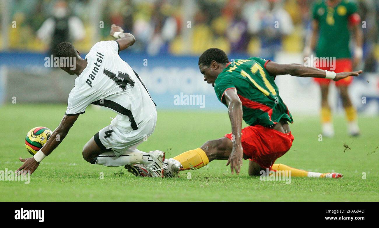 Ghana's John Pantsil , is tackled by Cameroon's Mohamadou Idrissou during their African Cup of Nations semi-final soccer match in Accra, Ghana, Thursday Feb.7, 2008. (AP Photo/Alastair Grant) Stockfoto