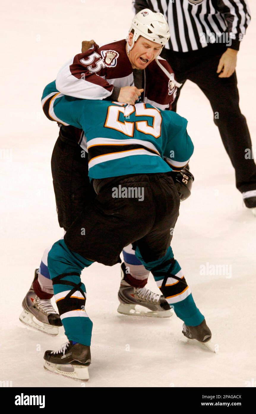 Colorado Avalanche's Cody McLeod, top, and San Jose Sharks' Mike Grier (25) fight in the first period of an NHL hockey game on Wednesday, Feb. 6, 2008, in San Jose, Calif. The Avalanche won 3-1. (AP Photo/Jeff Chiu) Stockfoto