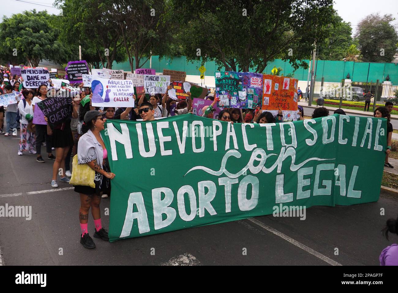 "Neuer Sozialpakt mit legaler Abtreibung" kann auf einem Banner gelesen werden, als Hunderte von Frauen im Rahmen der Aktivitäten zum Internationalen Frauentag auf die Straße gingen, um nach ihren Rechten zu marschieren. Derzeit werden in Lima alle Arten von Demonstrationen, einschließlich solcher, die Menschenrechte beanspruchen, stark unterdrückt. Kredit: Fotoholica Press Agency/Alamy Live News Stockfoto