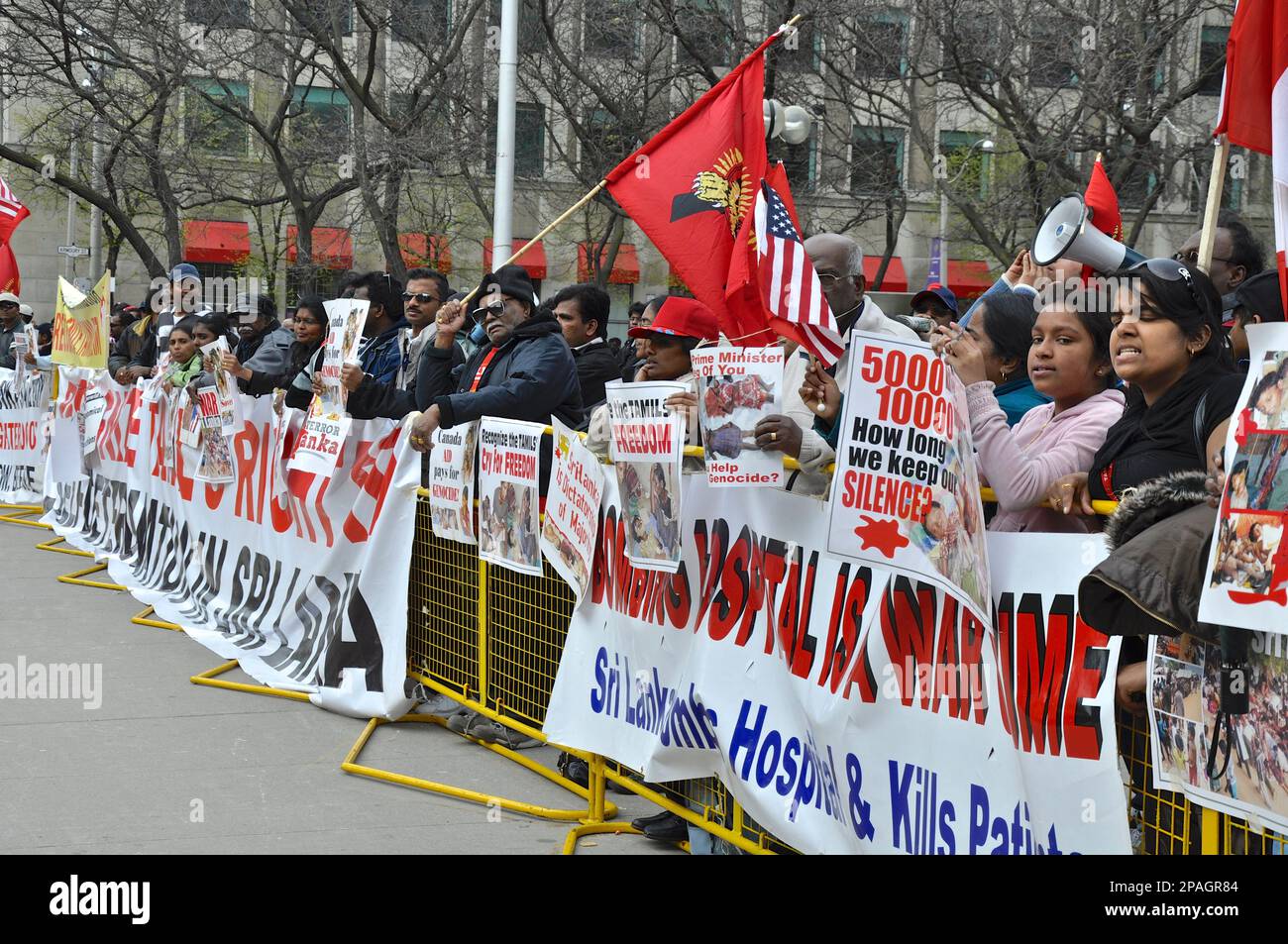 Toronto, Ontario, Kanada - 06/01/2009: Protestteilnehmer mit Bannern und Plakaten gegen die Regierung Sri Lankas zu den Tamilen in den USA Co Stockfoto