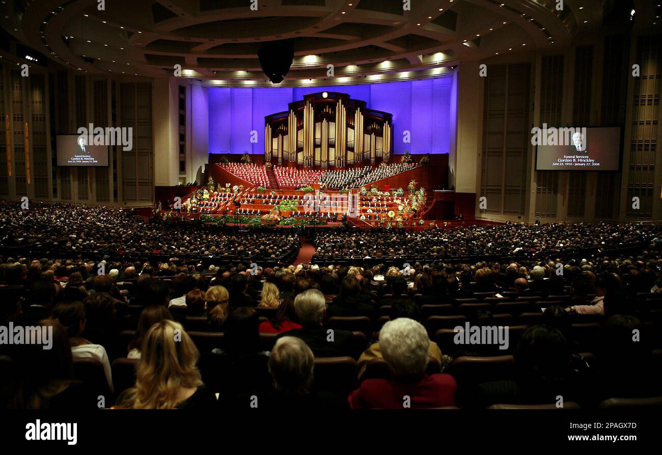 President Thomas S. Monson conducts the funeral service of Gordon B