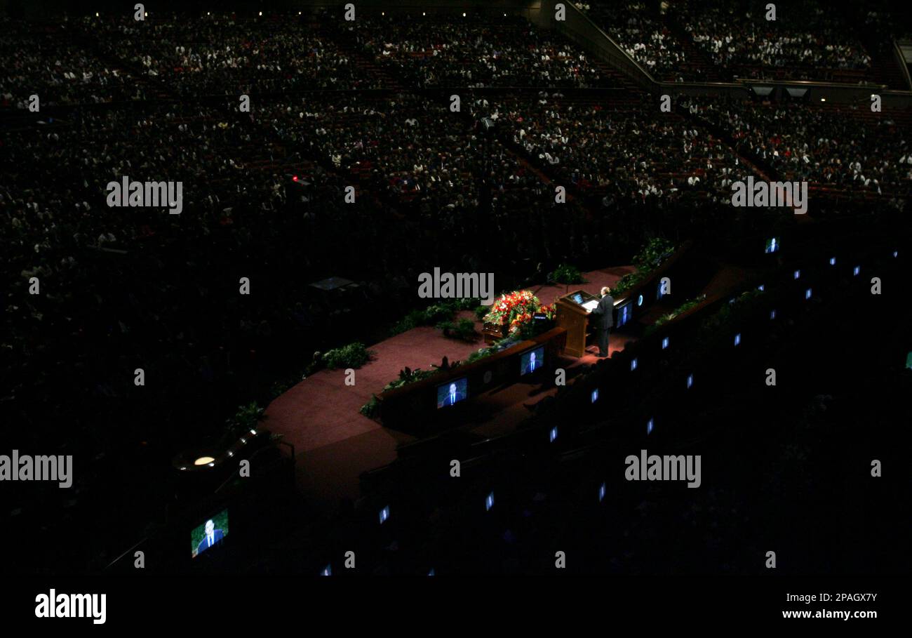 The flower draped casket sits in view during the funeral service for Gordon B. Hinckley, president of the Church of Jesus Christ of Latter-day Saints in Salt Lake City, Saturday, Feb. 2, 2008. (AP Photo/LM Otero ) Stockfoto