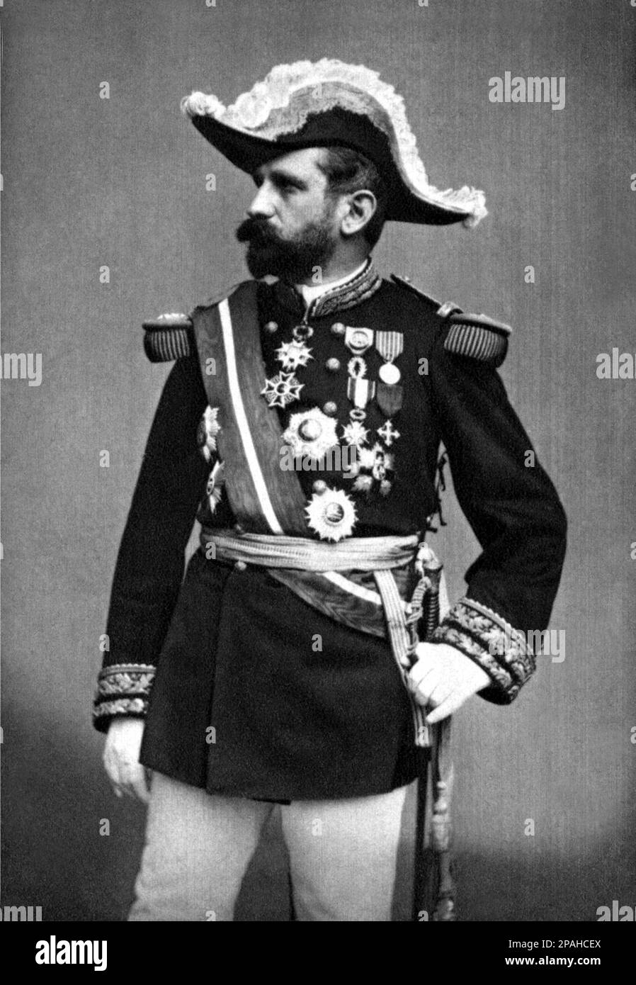 1880 Ca : GEORGES BOULANGER ( 29. April 1837 - 30. September 1891) war ein französischer General und reaktionärer Politiker . Auf diesem Foto in allgemeiner Militäruniform - POLITIKER - POLITICA - POLITISCH - foto Storiche - foto storica - Portrait - Rituto - Bart - barba - Militäruniform - Divisa - uniforme militare - Baffi - Schnurrbart - Generale - Hut - cappello - feluca - medaglie - Medaillen - profilo - Profil - Archivio GBB Stockfoto