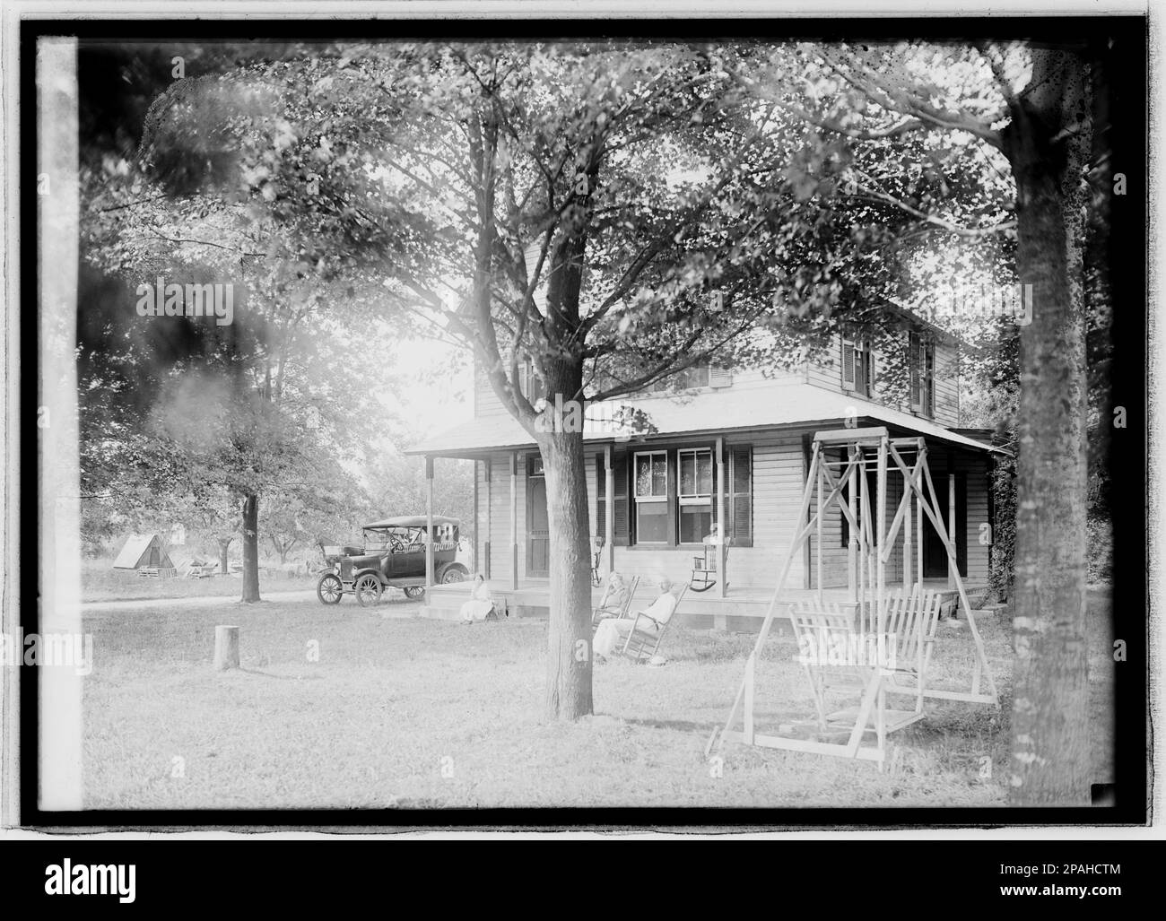 1912 , USA : ein Haus der Kenyon-Familie , WIEN , VIRGINIA - USA - FOTO STORICHE - GESCHICHTSFOTOS - CASA - HOME - ABITAZIONE - bosco - Country - Campagna - loc - - ARCHITEKTUR - ARCHITETTURA - GEOGRAFIA - GEOGRAFIE - Dondolo - altana - Altalena - Auto - Auto - Auto - Automobil - bosco - Portico - Veranda - Porticato - Veranda - FAMIGLIA - nonno - Nonna - nonni - Großeltern - Großmutter - Großvater - Großvater - sedia a Dondolo --- Archivio GBB Stockfoto