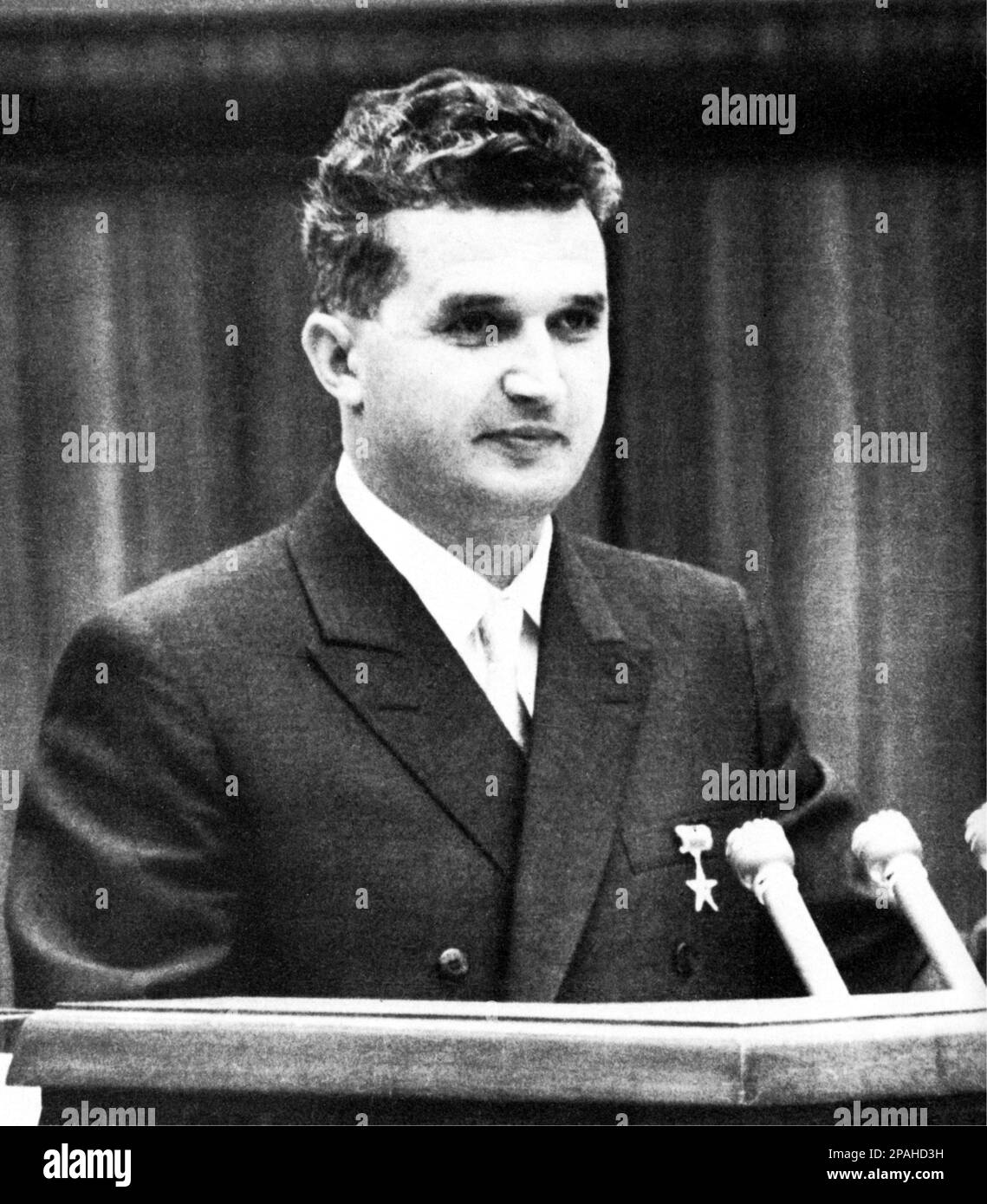 1965 , Juli , Bukarest , Rumänien : der rumänische Politiker und Diktator NICOLAE CEAUSESCU ( 26 . Januar 1918 - 25 . Dezember 1989 ) während des 9. . Kongresses der rumänischen Kommunistischen Partei . Ceausescu war von 1965 bis Dezember 1989 der Führer Rumäniens, als ihn eine Revolution und ein Putsch von der Macht befreiten. Die revolutionäre führten einen zweistündigen Prozess durch und verurteilten ihn zum Tode wegen Verbrechen gegen den Staat, Völkermord und " Untergrabung der Volkswirtschaft". Der voreilige Prozess wurde als Känguru-Gericht kritisiert. Seine anschließende Hinrichtung war der letzte Akt der Revolutionen von 1989 - RUMÄNIEN - Stockfoto