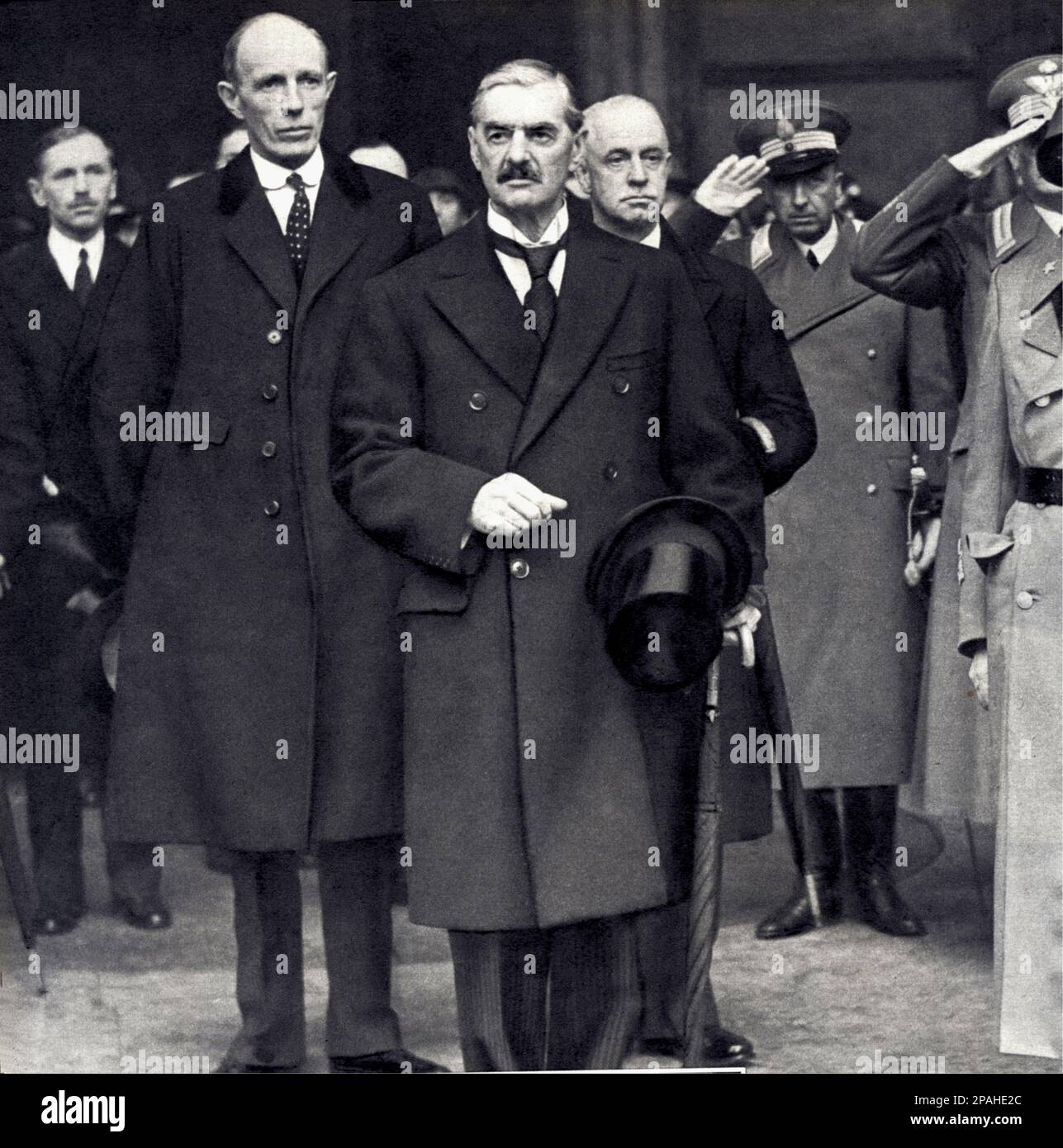 Ca. 1937 , Roma , Italien : der englische Arthur Neville Chamberlain ( 1869 - 1940 ) war von 1937 bis 1940 britischer konservativer Politiker und Premierminister des Vereinigten Königreichs. Auf diesem Foto, kurz nach einem Treffen mit dem talianischen Faschisten Duce BENITO MUSSOLINI. Chamberlains Vermächtnis ist geprägt von seiner Politik der Beschwichtigung von Adolf Hitler und Nazideutschland durch seine Unterzeichnung des Münchner Abkommens im Jahr 1938, mit der er Hitler die Tschechoslowakei zuerkennt. Im selben Jahr gab er auch die irischen Häfen der Royal Navy auf. Nach einer Arbeit in Wirtschaft und Kommunalverwaltung und einem kurzen Zauber als Direktor Stockfoto