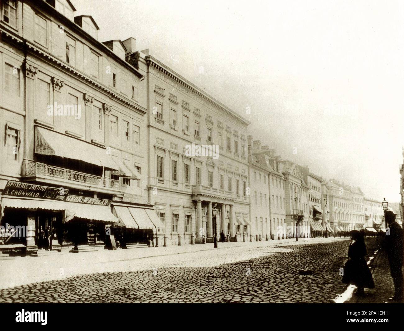 1875 : FRANKFURT AM MAIN , Deutschland : das Hotel Russischer Hof auf der Zeil, erbaut von Nicolas de Pigage 1794, abgerissen 1891 für den Neubau der Kaiserlichen Hauptpost. Foto von Carl Friedrich Mylius - Hotel de Russie - GERMANIEN - GEOGRAFIEN - GEOGRAFIE - FOTOSTORICHE - GESCHICHTSFOTOS - ARCHITEKTUR - ARCHITEKTUR - FRANCOFORTE - Archivio GBB Stockfoto