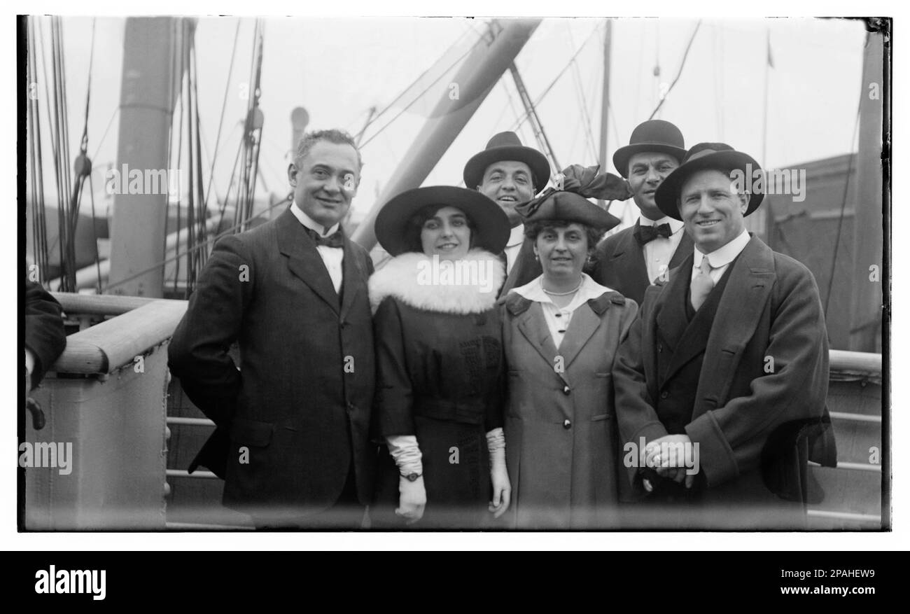 Ca. 1917 , New York , USA : die italienische Tänzerin und Schauspielerin ROSINA GALLI ( geb. Rosina Fiorini , Venezia, 1900 Ca - Madrid, 1969 ), in der Mitte dieses Fotos mit Pelzkragen, mit italienischen Freunden (von links ): Der Opernsänger Bass-Baritone VINCENZO RESCHIGLIAN (Venezia 1874 - 1955 ), der Operntenor LUCA BOTTA (Amalfi 1882 - 1917 New York), DIE Mutter VON GALLI Signora FIORINI , eine unbekannte Person mit Derby-Hut und die METROPOLITAN OPERA THEATRE feierten den Opernensänger GIOVANNI MARTINELLI ( 1885 - 1969 ). Nachdem die Ballerina-Trägerin eine Filmschauspielerin in Hollywood wurde. 1936 war er Schauspieler Stockfoto