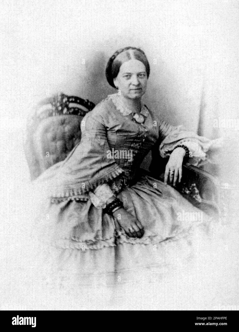 die italienische Streu und Patriote Gräfin CHIARA MAFFEI , die die berühmteste Salotto Maffei in Mailand bekämpfte . Foto von Bernaud . Geboren Elena CLARA Antonia Carrara Spinelli ( Bergamo, 1814 – Mailand, 1886 ), verheiratet mit Graf Andrea Maffei und Liebhaberin des Journalisten und Schriftstellers Carlo Tenca . Freund der Schriftsteller Alessandro Manzoni, Giuseppe Verdi und Giovanni Prati - POETA - POESIA - Chiarina - POESIE - SCRITTORE - LETTERATO - LITERATUR - LETTERATURA - RISORGIMENTO - PATRIOTA - Rituto - illustrazione - incisione - Perlenarmband - Braccialetto di perle - Chignon - GESCHICHTE - FOTO STORICHE - C. Stockfoto