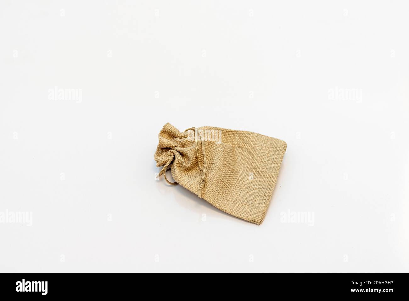 Brauner leerer Sack, kleiner Beutel, isoliert auf weißem Hintergrund Stockfoto