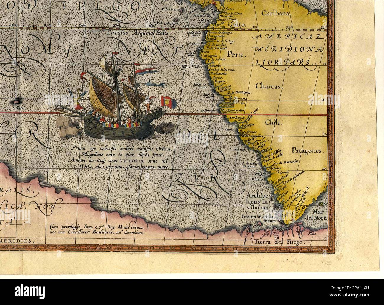 Ferdinand Magellan ( Portugiesisch: Fernao de Magalhaes - Spanisch: Fernando oder Hernando de Magallanes ) ( 1480 - 1521, Mactan Island, Cebu, Philippinen ) war ein portugiesischer Meeresforscher, der im Dienste der spanischen Krone versuchte, eine westwärts gelegene Route zu den indonesischen Gewürzinseln zu finden. Auf diesem Foto Detail aus einer Karte von Ortelius: Magellans Schiff Victoria ( 1590 , Maris Pacifici quod vulgo Mar del zur , Antwerpen , Flandres ) . - ESPLORATORE - NAVIGATORE - Ferndando Ferdinando di MAGELLANO - NAVIGATORE - Incisione - Gravur - KARTE - PFLANZE - CARTINA GEOGRAFIA - MAPPA MARITTIMA - N Stockfoto