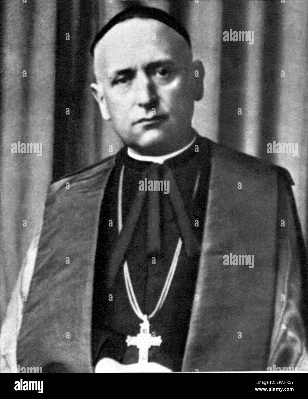 Jozsef Kardinal Mindszenty ( 1892 - 1975 ) war ein ungarischer Kardinal und unerschütterlicher Geistlicher des Kommunismus im Allgemeinen und des ungarischen Regimes im Besonderen des 20. Jahrhunderts. Mindszenty wurde am 29. März 1892 in Csehimindszent, Österreich-Ungarn, geboren. Am 12. Juni 1915 wurde er Priester. 1917 wurde das erste seiner Bücher, Mutterschaft, veröffentlicht. Er wurde am 9. Februar 1919 unter der sozialistischen Regierung Mihály Károlyi bis zum Ende der kommunistischen Regierung Béla Kun am 31. Juli festgenommen. 1941 übernahm er seinen neuen Namen – ein Teil seines Heimatdorfnamens –. Er ging auch zur I. Stockfoto