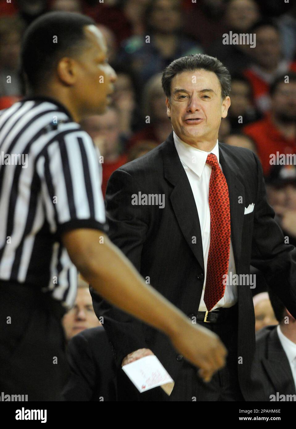 Louisville coach Rick Pitino, right, complains to referee Michael Stephens during the second half of a basketball game Saturday, Jan. 26, 2008, at Freedom Hall in Louisville, Ky. (AP Photo/Timothy D. Easley) Stockfoto