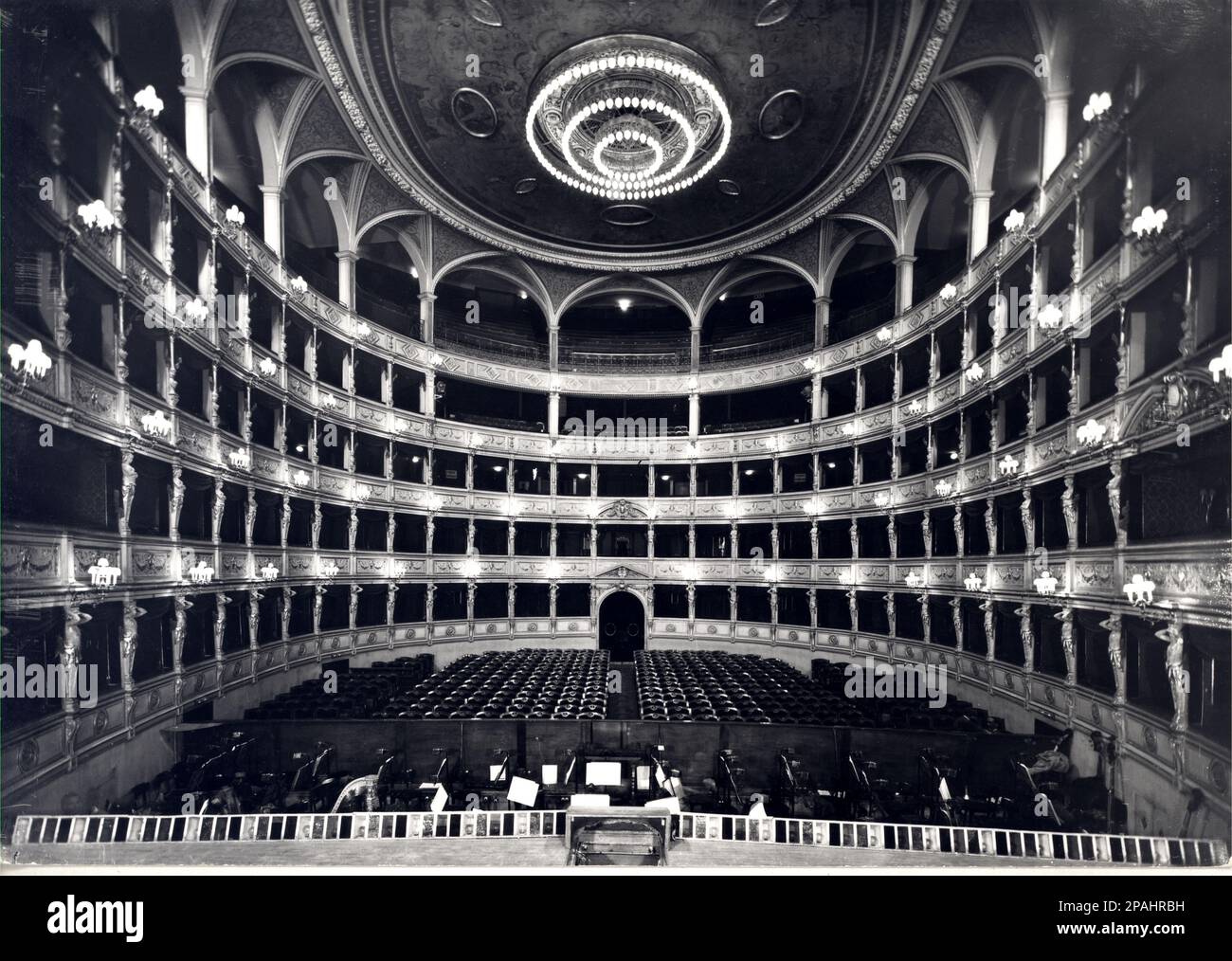 1950 Ca , TRIEST, ITALIEN : das TEATRO COMUNALE GIUSEPPE VERDI - Theater - OPERNHAUS - Klassik - Musica Classica - Opera Lirica - ITALIA - GEOGRAFIE - GEOGRAFIA - FOTOSTORICHE - GESCHICHTE - HISTORISCH - ARCHITETTURA - ARCHITEKTUR ---- Archivio GBB Stockfoto