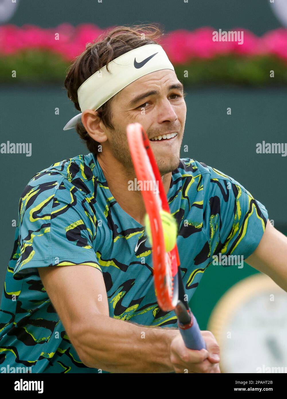 March 11, 2023 Taylor Fritz returns a shot against Ben Shelton during the 2023 BNP Paribas Open at Indian Wells Tennis Garden in Indian Wells, California. Mandatory Photo Credit: Charles Baus/CSM (Credit Image: © Charles Baus/CSM via ZUMA Press Wire) (Cal Sport Media via AP Images) Stockfoto