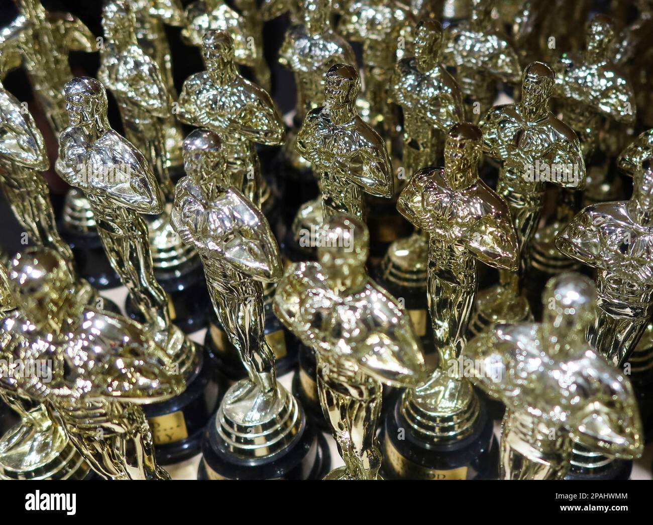 Hollywod, Usa. 11. März 2023. Miniatur-Souvenir-Oscar-Statuen werden in einem Geschäft verkauft, während die Vorbereitungen für die Academy Awards 95. im Hollywood-Bereich von Los Angeles am Samstag, den 11. März 2023, fortgesetzt werden. Die Oscar-Gewinner werden am 12. März im Rahmen einer ABC-Übertragung bekannt gegeben. Foto: John Angelillo/UPI Credit: UPI/Alamy Live News Stockfoto