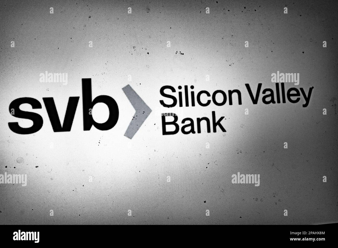 Santa Clara, Kalifornien, USA. 12. März 2023. Das Silicon Valley Bank Logo, das nach dem Bankausfall zu sehen war. Die 16. Größte Bank in den Vereinigten Staaten ist diese Woche in Konkurs gegangen und wurde von der FDIC im 2. Größten Bankrott der US-Geschichte unter Arrest genommen, nachdem Risikokapitalgeber einen Banklauf anregen, in dem sie ihre Kunden drängten, Geld von der in Schwierigkeiten geratenen Bank abzuheben. Investoren fordern von der Bundesregierung, einschließlich Ministerin Janet Yellen und dem Vorsitzenden der Federal Reserve Jerome Powell, ein Eingreifen, und behaupten, die auf Startup fokussierte Bank sei zu groß, um zu scheitern, und werde die Ansteckung durch das en verbreiten Stockfoto