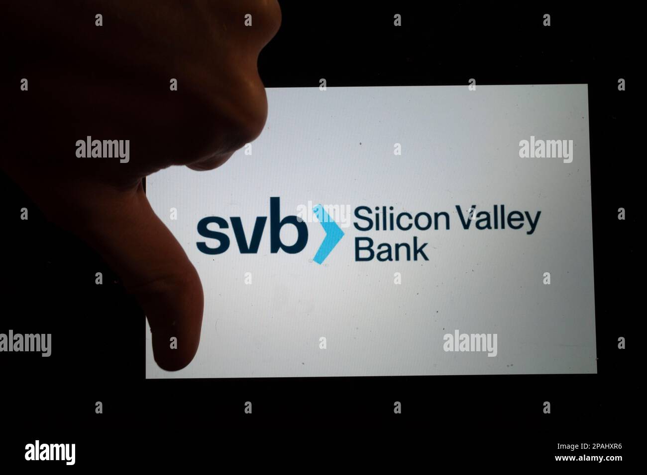 Santa Clara, Kalifornien, USA. 12. März 2023. Das Silicon Valley Bank Logo, das nach dem Bankausfall zu sehen war. Die 16. Größte Bank in den Vereinigten Staaten ist diese Woche in Konkurs gegangen und wurde von der FDIC im 2. Größten Bankrott der US-Geschichte unter Arrest genommen, nachdem Risikokapitalgeber einen Banklauf anregen, in dem sie ihre Kunden drängten, Geld von der in Schwierigkeiten geratenen Bank abzuheben. Investoren fordern von der Bundesregierung, einschließlich Ministerin Janet Yellen und dem Vorsitzenden der Federal Reserve Jerome Powell, ein Eingreifen, und behaupten, die auf Startup fokussierte Bank sei zu groß, um zu scheitern, und werde die Ansteckung durch das en verbreiten Stockfoto