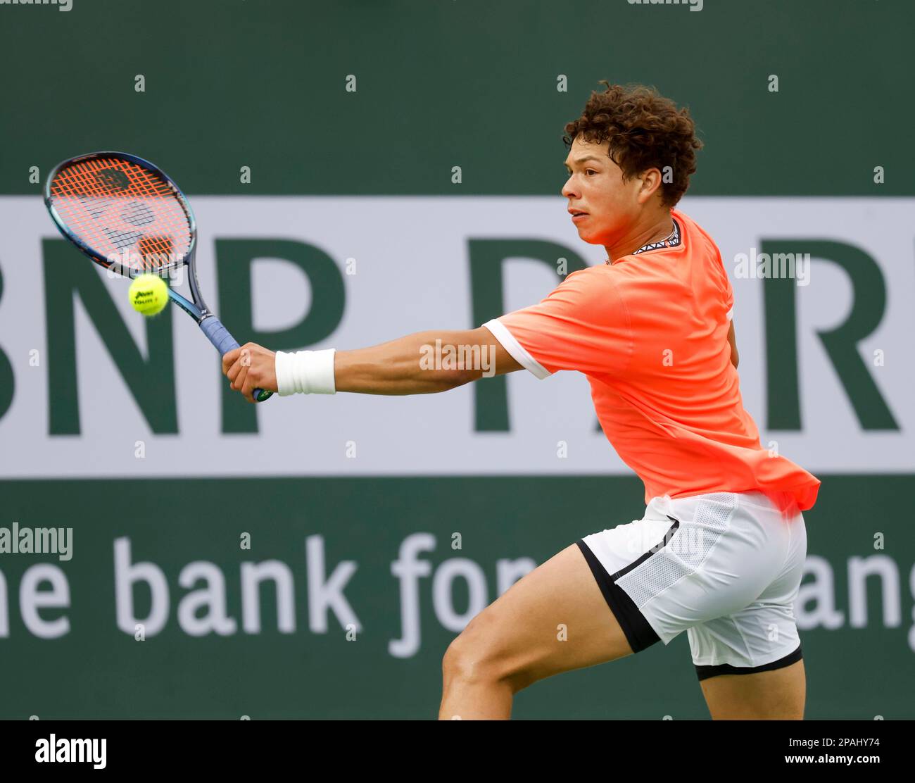 Am 11. März 2023 gibt Ben Shelton während der BNP Paribas Open 2023 im Indian Wells Tennis Garden in Indian Wells, Kalifornien, einen Schuss gegen Taylor Fritz zurück. Erforderlicher Bildnachweis: Charles Baus/CSM Stockfoto