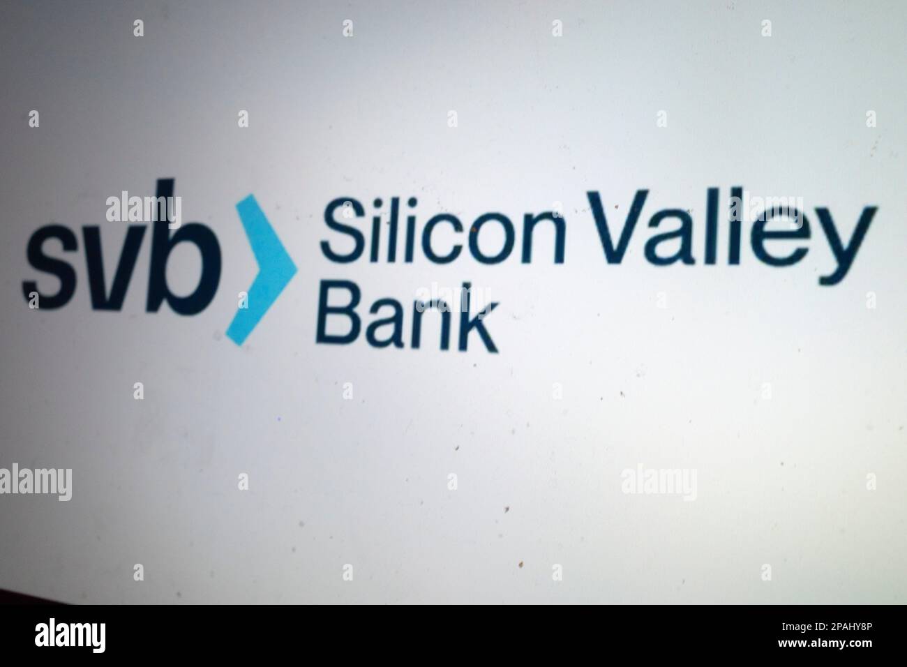 Santa Clara, Kalifornien, USA. 12. März 2023. Das Silicon Valley Bank Logo, das nach dem Bankausfall zu sehen war. Die 16. Größte Bank in den Vereinigten Staaten ist diese Woche in Konkurs gegangen und wurde von der FDIC im 2. Größten Bankrott der US-Geschichte unter Arrest genommen, nachdem Risikokapitalgeber einen Banklauf anregen, in dem sie ihre Kunden drängten, Geld von der in Schwierigkeiten geratenen Bank abzuheben. Investoren fordern von der Bundesregierung, einschließlich Ministerin Janet Yellen und dem Vorsitzenden der Federal Reserve Jerome Powell, ein Eingreifen, und behaupten, die auf Startup fokussierte Bank sei zu groß, um zu scheitern, und werde die Ansteckung durch das en verbreiten Stockfoto