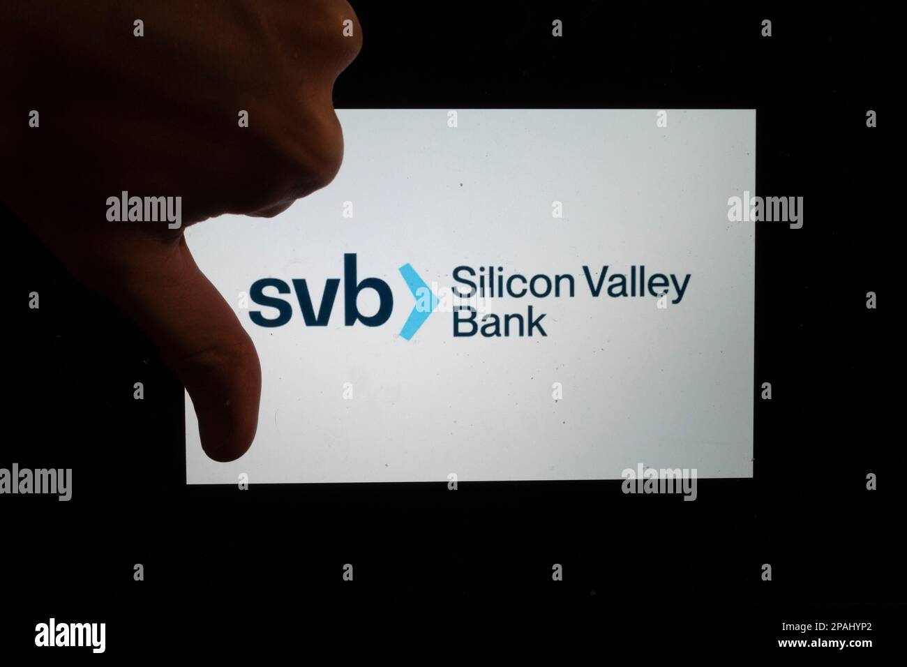 Santa Clara, Kalifornien, USA. 12. März 2023. Das Silicon Valley Bank Logo, das nach dem Bankausfall zu sehen war. Die 16. Größte Bank in den Vereinigten Staaten ist diese Woche in Konkurs gegangen und wurde von der FDIC im 2. Größten Bankrott der US-Geschichte unter Arrest genommen, nachdem Risikokapitalgeber einen Banklauf anregen, in dem sie ihre Kunden drängten, Geld von der in Schwierigkeiten geratenen Bank abzuheben. Investoren fordern von der Bundesregierung, einschließlich Ministerin Janet Yellen und dem Vorsitzenden der Federal Reserve Jerome Powell, ein Eingreifen, und behaupten, die auf Startup fokussierte Bank sei zu groß, um zu scheitern, und werde die Ansteckung durch das en verbreiten Stockfoto