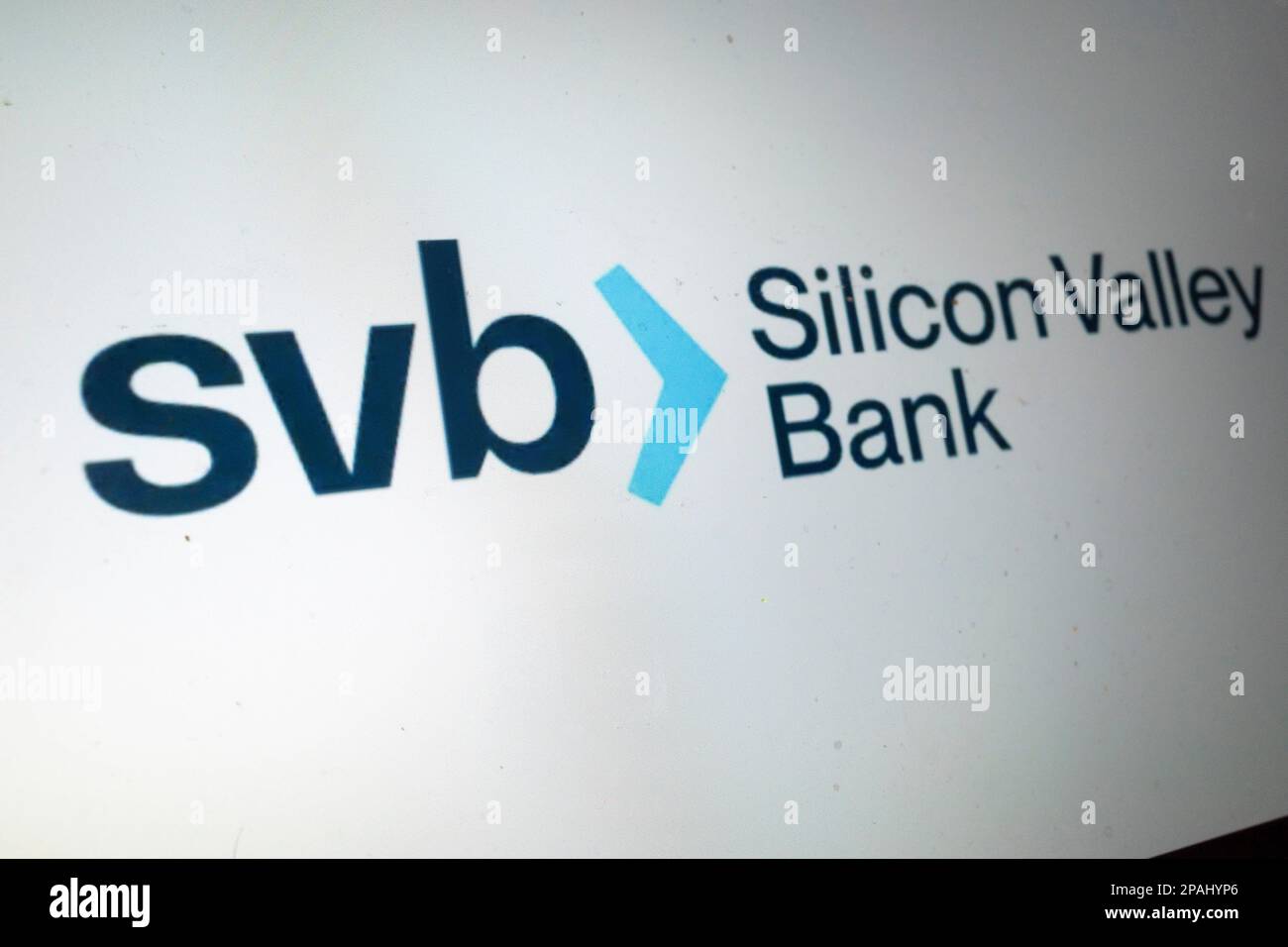 Santa Clara, Kalifornien, USA. 12. März 2023. Das Silicon Valley Bank Logo, das nach dem Bankausfall zu sehen war. Die 16. Größte Bank in den Vereinigten Staaten ist diese Woche in Konkurs gegangen und wurde von der FDIC im 2. Größten Bankrott der US-Geschichte unter Arrest genommen, nachdem Risikokapitalgeber einen Banklauf anregen, in dem sie ihre Kunden drängten, Geld von der in Schwierigkeiten geratenen Bank abzuheben. Investoren fordern von der Bundesregierung, einschließlich Ministerin Janet Yellen und dem Vorsitzenden der Federal Reserve Jerome Powell, ein Eingreifen, und behaupten, die auf Startup fokussierte Bank sei zu groß, um zu scheitern, und werde die Ansteckung durch das en verbreiten Stockfoto