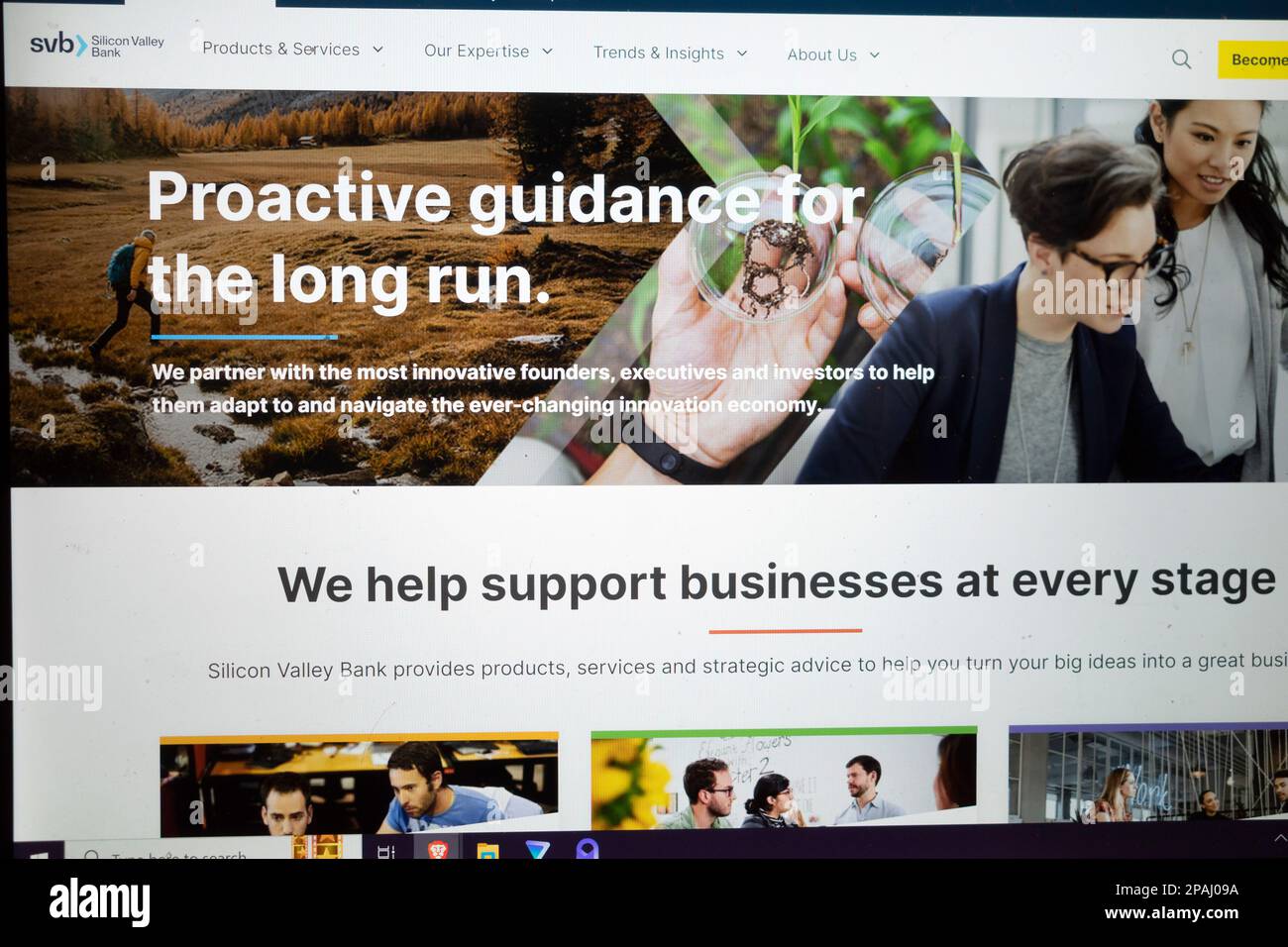 Santa Clara, Kalifornien, USA. 12. März 2023. Das Silicon Valley Bank Logo, das nach dem Bankausfall zu sehen war. Die 16. Größte Bank in den Vereinigten Staaten ist diese Woche in Konkurs gegangen und wurde von der FDIC im 2. Größten Bankrott der US-Geschichte unter Arrest genommen, nachdem Risikokapitalgeber einen Banklauf anregen, in dem sie ihre Kunden drängten, Geld von der in Schwierigkeiten geratenen Bank abzuheben. Investoren fordern von der Bundesregierung, einschließlich Ministerin Janet Yellen und dem Vorsitzenden der Federal Reserve Jerome Powell, ein Eingreifen, und behaupten, die auf Startup fokussierte Bank sei zu groß, um zu scheitern, und werde die Ansteckung durch das en verbreiten Stockfoto