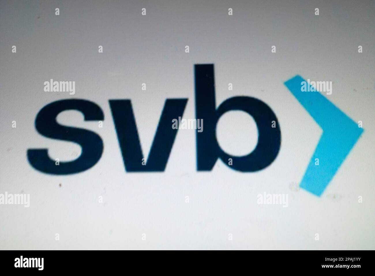 Santa Clara, Kalifornien, USA. 12. März 2023. Das Silicon Valley Bank Logo, das nach dem Bankausfall zu sehen war. Die 16. Größte Bank in den Vereinigten Staaten ist diese Woche in Konkurs gegangen und wurde von der FDIC im 2. Größten Bankrott der US-Geschichte unter Arrest genommen, nachdem Risikokapitalgeber einen Banklauf anregen, in dem sie ihre Kunden drängten, Geld von der in Schwierigkeiten geratenen Bank abzuheben. Investoren fordern von der Bundesregierung, einschließlich Ministerin Janet Yellen und dem Vorsitzenden der Federal Reserve Jerome Powell, ein Eingreifen, und behaupten, die auf Startup fokussierte Bank sei zu groß, um zu scheitern, und werde die Ansteckung durch das en verbreiten Stockfoto