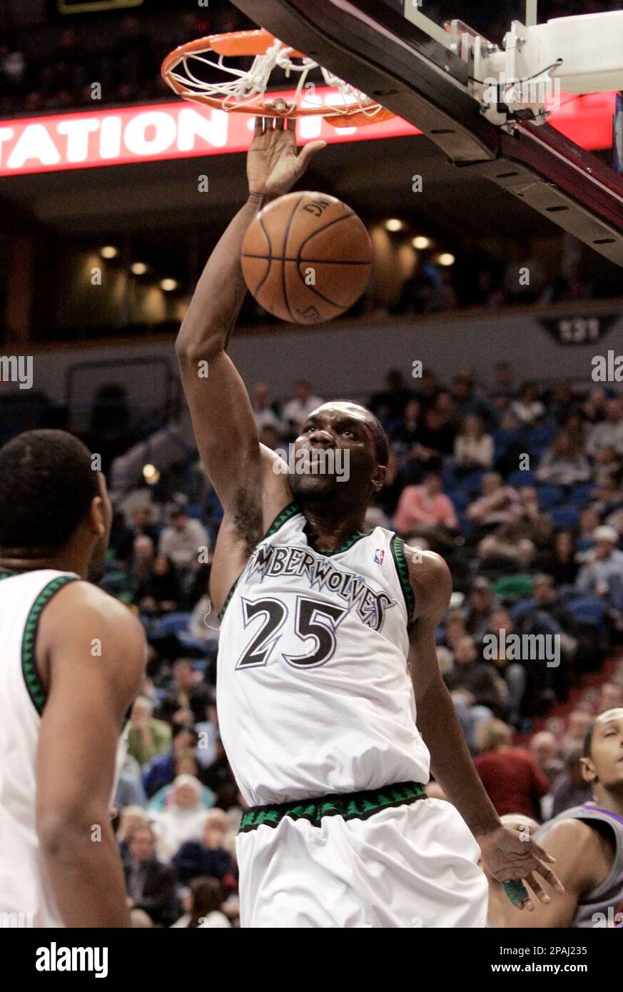 Minnesota Timberwolves'Al Jefferson (25) scores two of his 39 points with this first-quarter dunk in an NBA basketball game Wednesday, Jan. 23, 2008, in Minneapolis. Jefferson led the Timberwolves in scoring as they beat the Phoenix Suns,117-107. (AP Photo/Jim Mone) Stockfoto