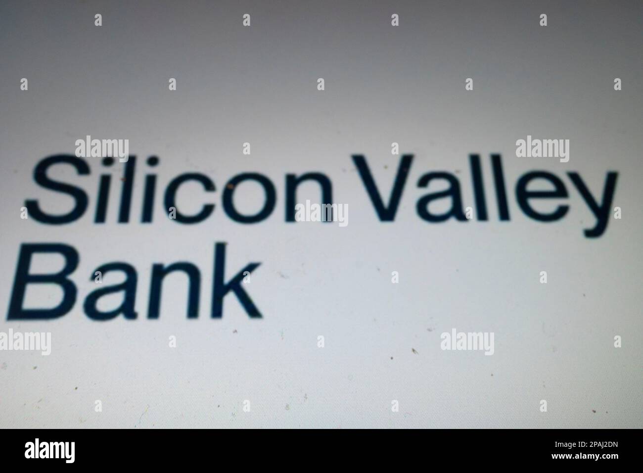 Santa Clara, Kalifornien, USA. 12. März 2023. Das Silicon Valley Bank Logo, das nach dem Bankausfall zu sehen war. Die 16. Größte Bank in den Vereinigten Staaten ist diese Woche in Konkurs gegangen und wurde von der FDIC im 2. Größten Bankrott der US-Geschichte unter Arrest genommen, nachdem Risikokapitalgeber einen Banklauf anregen, in dem sie ihre Kunden drängten, Geld von der in Schwierigkeiten geratenen Bank abzuheben. Investoren fordern von der Bundesregierung, einschließlich Ministerin Janet Yellen und dem Vorsitzenden der Federal Reserve Jerome Powell, ein Eingreifen, und behaupten, die auf Startup fokussierte Bank sei zu groß, um zu scheitern, und werde die Ansteckung durch das en verbreiten Stockfoto