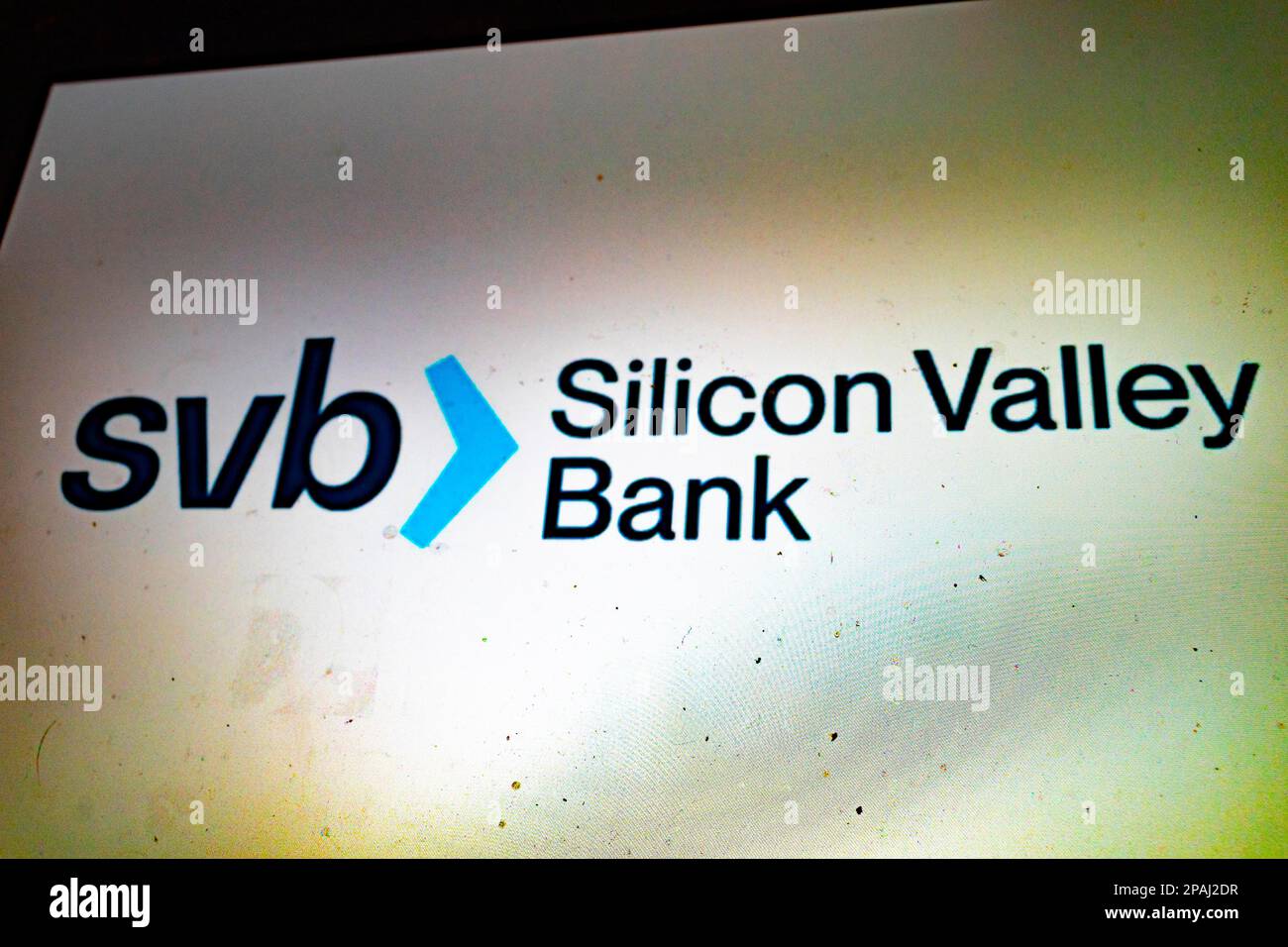 Santa Clara, Kalifornien, USA. 12. März 2023. Das Silicon Valley Bank Logo, das nach dem Bankausfall zu sehen war. Die 16. Größte Bank in den Vereinigten Staaten ist diese Woche in Konkurs gegangen und wurde von der FDIC im 2. Größten Bankrott der US-Geschichte unter Arrest genommen, nachdem Risikokapitalgeber einen Banklauf anregen, in dem sie ihre Kunden drängten, Geld von der in Schwierigkeiten geratenen Bank abzuheben. Investoren fordern von der Bundesregierung, einschließlich Ministerin Janet Yellen und dem Vorsitzenden der Federal Reserve Jerome Powell, ein Eingreifen, und behaupten, die auf Startup fokussierte Bank sei zu groß, um zu scheitern, und werde die Ansteckung durch das en verbreiten Stockfoto