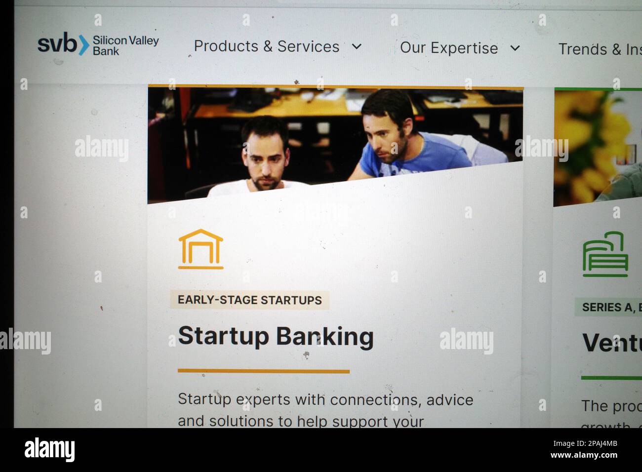 Santa Clara, Kalifornien, USA. 12. März 2023. Das Silicon Valley Bank Logo, das nach dem Bankausfall zu sehen war. Die 16. Größte Bank in den Vereinigten Staaten ist diese Woche in Konkurs gegangen und wurde von der FDIC im 2. Größten Bankrott der US-Geschichte unter Arrest genommen, nachdem Risikokapitalgeber einen Banklauf anregen, in dem sie ihre Kunden drängten, Geld von der in Schwierigkeiten geratenen Bank abzuheben. Investoren fordern von der Bundesregierung, einschließlich Ministerin Janet Yellen und dem Vorsitzenden der Federal Reserve Jerome Powell, ein Eingreifen, und behaupten, die auf Startup fokussierte Bank sei zu groß, um zu scheitern, und werde die Ansteckung durch das en verbreiten Stockfoto