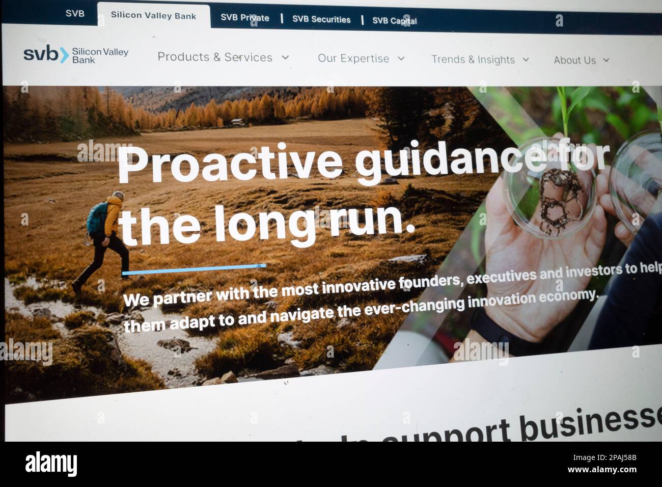 Santa Clara, Kalifornien, USA. 12. März 2023. Das Silicon Valley Bank Logo, das nach dem Bankausfall zu sehen war. Die 16. Größte Bank in den Vereinigten Staaten ist diese Woche in Konkurs gegangen und wurde von der FDIC im 2. Größten Bankrott der US-Geschichte unter Arrest genommen, nachdem Risikokapitalgeber einen Banklauf anregen, in dem sie ihre Kunden drängten, Geld von der in Schwierigkeiten geratenen Bank abzuheben. Investoren fordern von der Bundesregierung, einschließlich Ministerin Janet Yellen und dem Vorsitzenden der Federal Reserve Jerome Powell, ein Eingreifen, und behaupten, die auf Startup fokussierte Bank sei zu groß, um zu scheitern, und werde die Ansteckung durch das en verbreiten Stockfoto