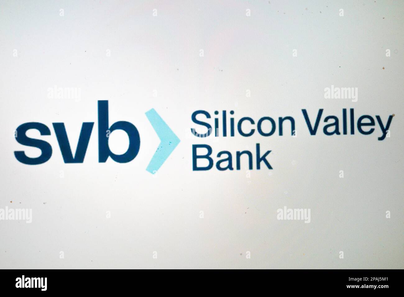 Santa Clara, Kalifornien, USA. 12. März 2023. Das Silicon Valley Bank Logo, das nach dem Bankausfall zu sehen war. Die 16. Größte Bank in den Vereinigten Staaten ist diese Woche in Konkurs gegangen und wurde von der FDIC im 2. Größten Bankrott der US-Geschichte unter Arrest genommen, nachdem Risikokapitalgeber einen Banklauf anregen, in dem sie ihre Kunden drängten, Geld von der in Schwierigkeiten geratenen Bank abzuheben. Investoren fordern von der Bundesregierung, einschließlich Ministerin Janet Yellen und dem Vorsitzenden der Federal Reserve Jerome Powell, ein Eingreifen, und behaupten, die auf Startup fokussierte Bank sei zu groß, um zu scheitern, und werde die Ansteckung durch das en verbreiten Stockfoto