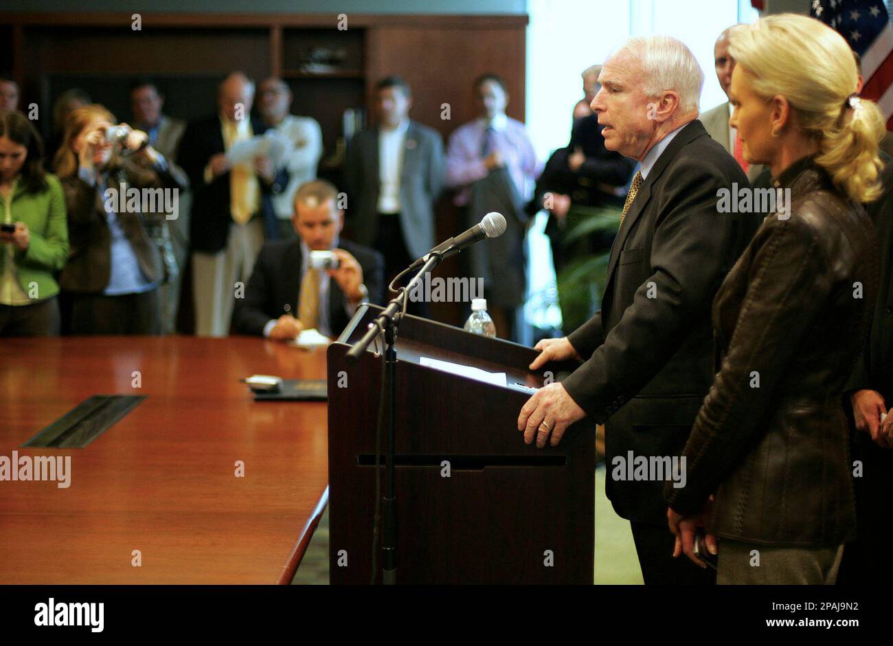Republican presidential hopeful Sen. John McCain, R-Ariz., speaks to supporters and members of the media, Monday, Jan. 21, 2008, in Jacksonville, Fla. (AP Photo/Jake Roth) Stockfoto