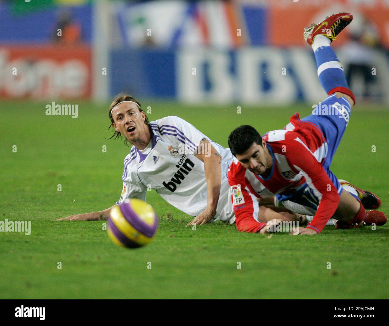 Real Madrid's Jose Maria Gutierrez 'Guti', left and Atletico de Madrid's Jose Antonio Reyes collide during a soccer derby match at the Vicente Calderon stadium in Madrid, Sunday Jan. 20, 2008. (AP Photo/Paul White) Stockfoto