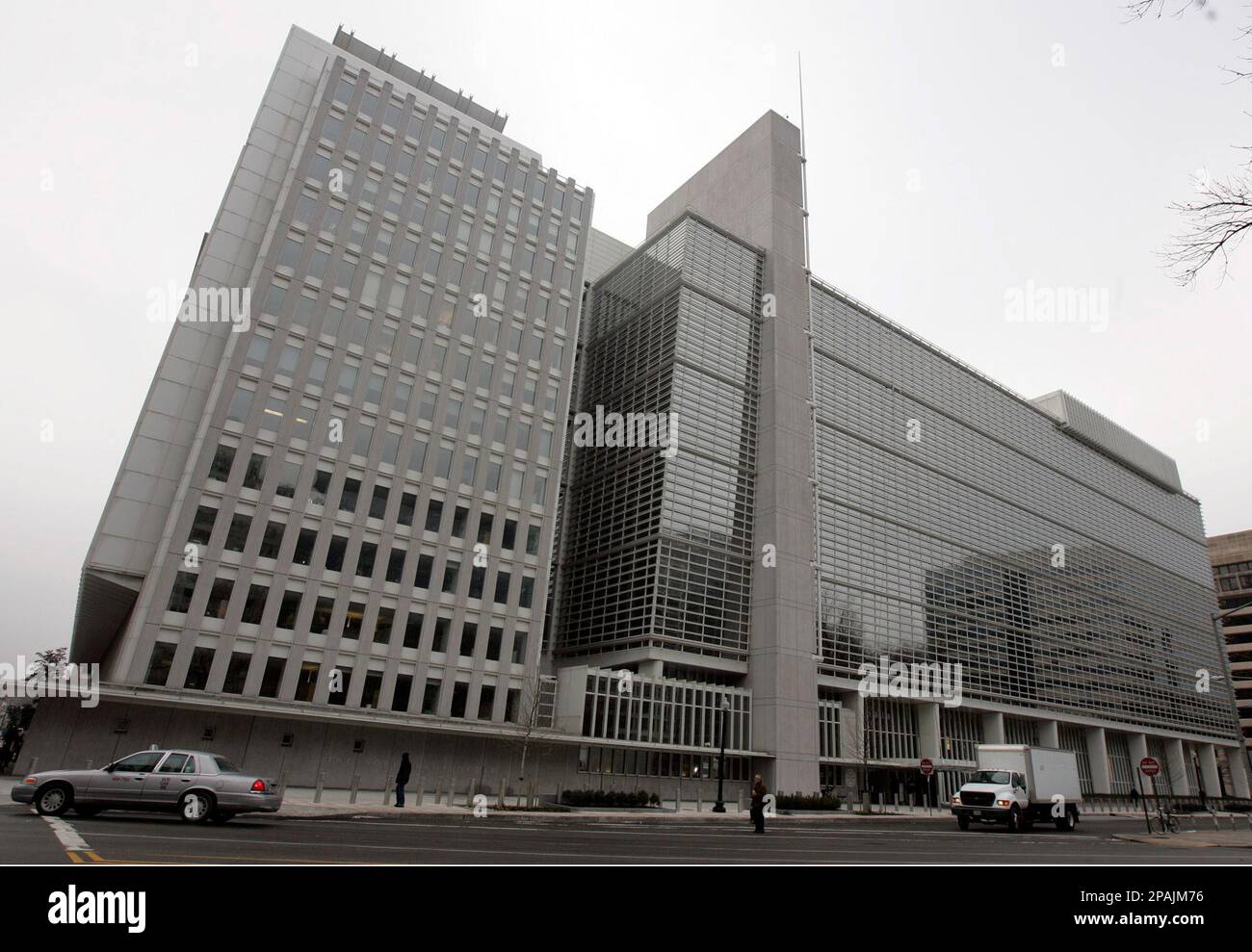 The Word Bank building in Washington, Friday, Jan. 18, 2008. The World Bank said it would not open its buildings in Washington on Friday because of a bomb threat. (AP Photos/Susan Walsh) Stockfoto