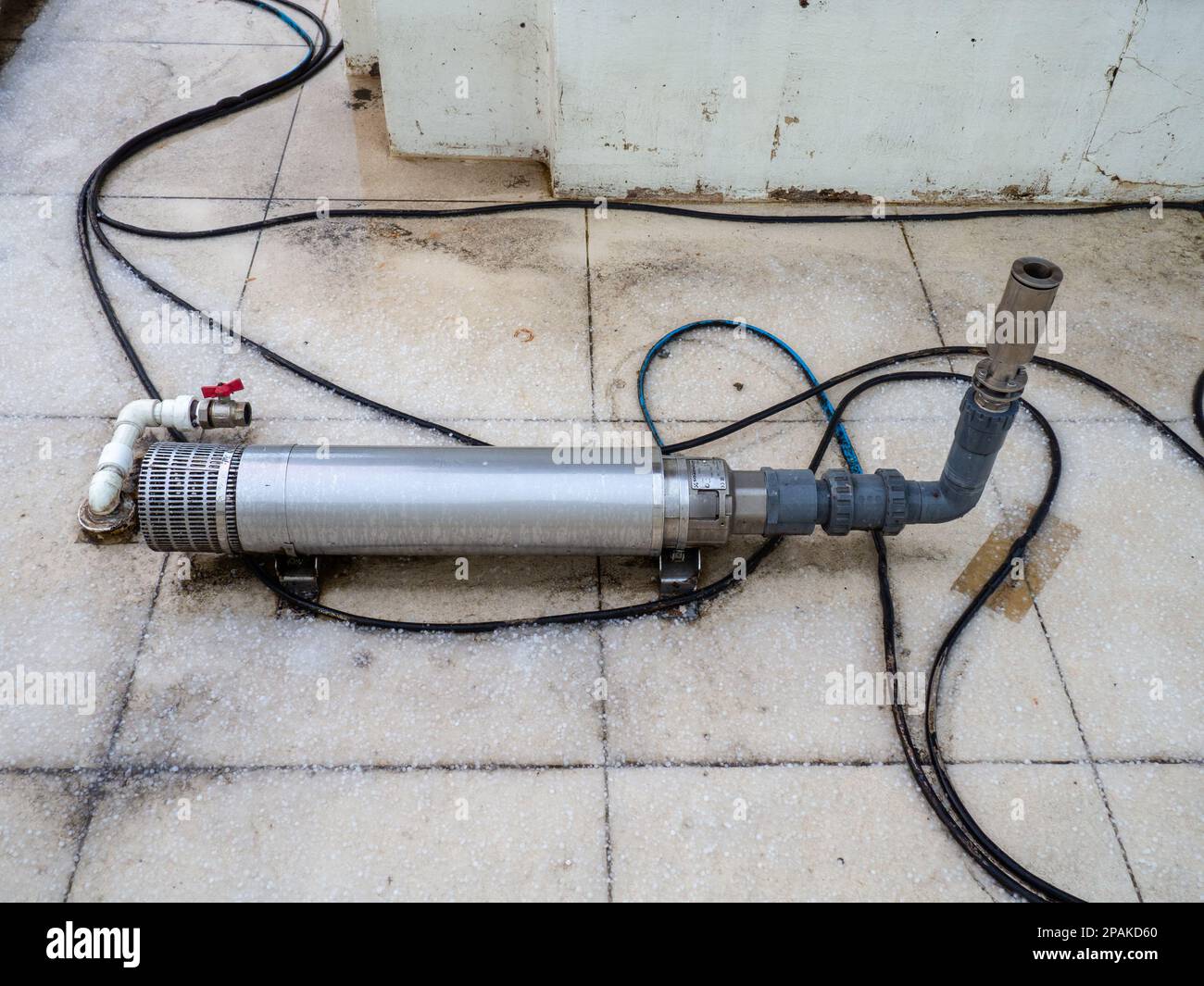 Entwässerter Springbrunnen. Ein Gerät zum Spritzen von Wasser in einen Brunnen. Die technische Vorrichtung des Brunnens. Technologie im Park. Reparaturarbeiten Stockfoto