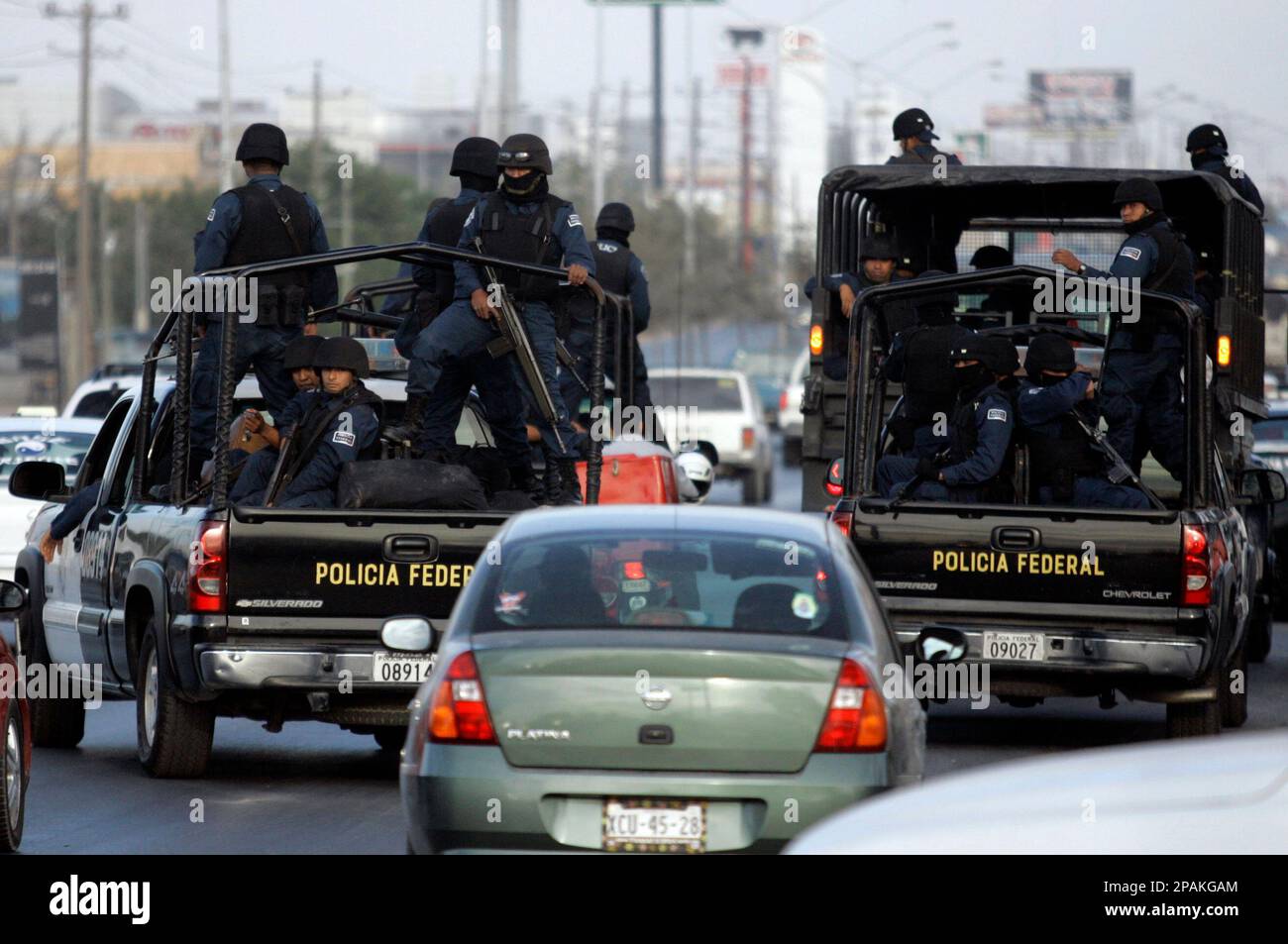 Mexican Federal Police patrol the border city of Reynosa, Mexico, Thursday, Jan. 10, 2008. Heavily armed police and soldiers continued patrolling the streets of this rough border city, after shootouts with alleged drug gang members in two cities killed five people, including two federal officers. (AP Photo/Dario Lopez-Mills) Stockfoto