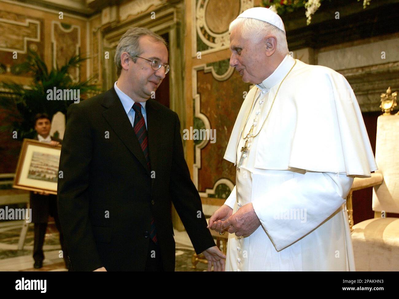 Pope Benedict XVI, right foreground, and Rome Mayor and leader of the new Democratic Party Walter Veltroni, left foreground, share a word, during a private meeting at the Vatican, Thursday Jan. 10, 2008. (AP Photo/Max Rossi, Pool) Stockfoto