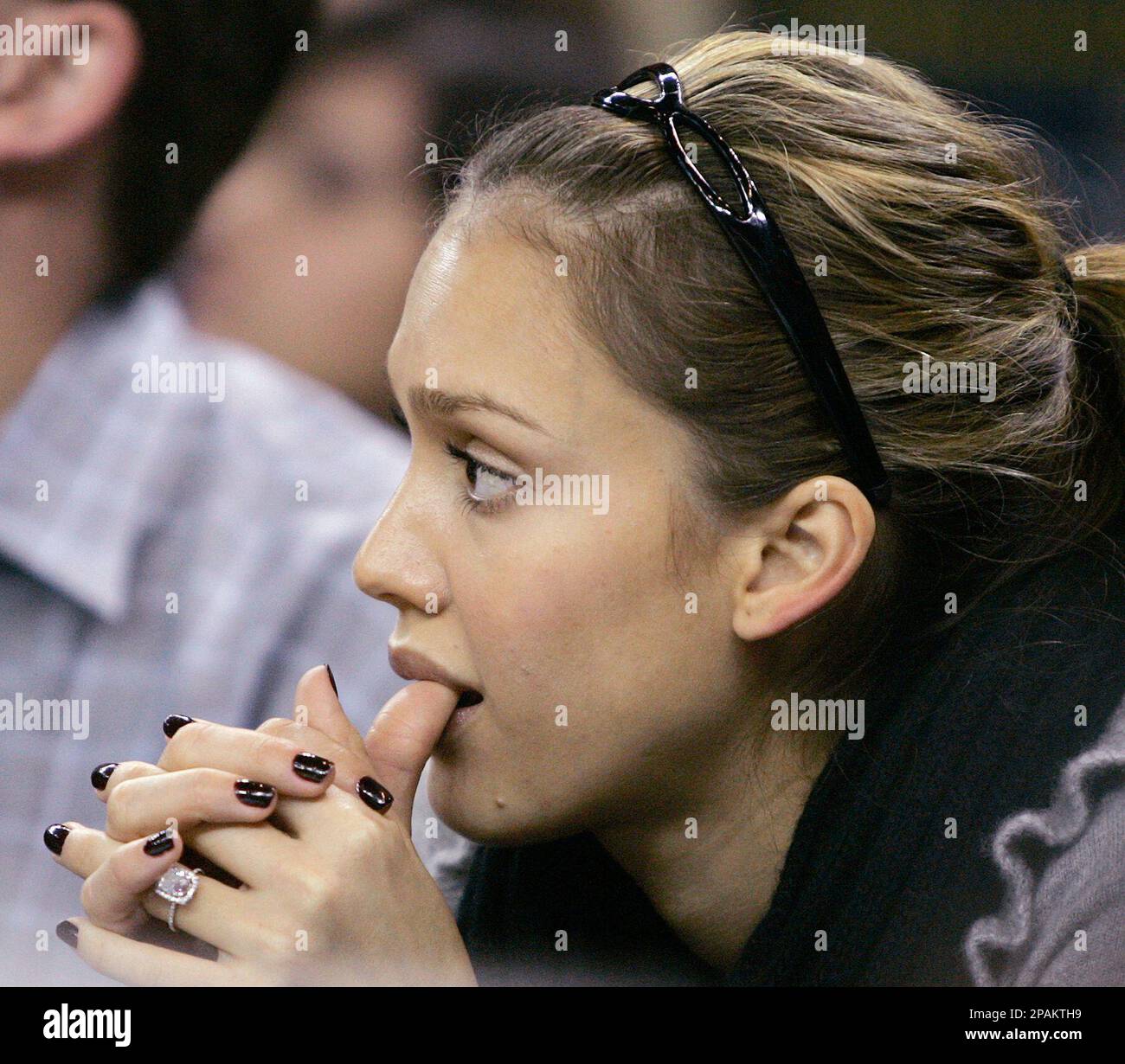 Actress Jessica Alba watches the final minutes of the basketball game between the Golden State Warriors and the San Antonio Spurs, Monday, Jan. 7, 2008, in Oakland, Calif. The Warriors won 130-121. Alba is the fiancee of longtime friend Cash Warren who also attended the game. (AP Photo/Ben Margot) Stockfoto
