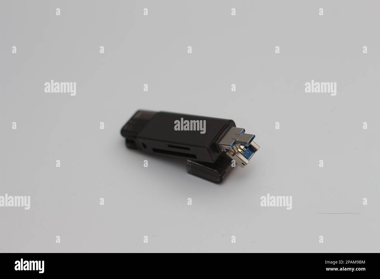 Eine Nahaufnahme des multifunktionalen USB-OTG-Adapters Typ A auf Typ C und des Micro-USB-Typs, der grau isoliert auf weißem Hintergrund ist. Foto des Technologieprodukts c Stockfoto