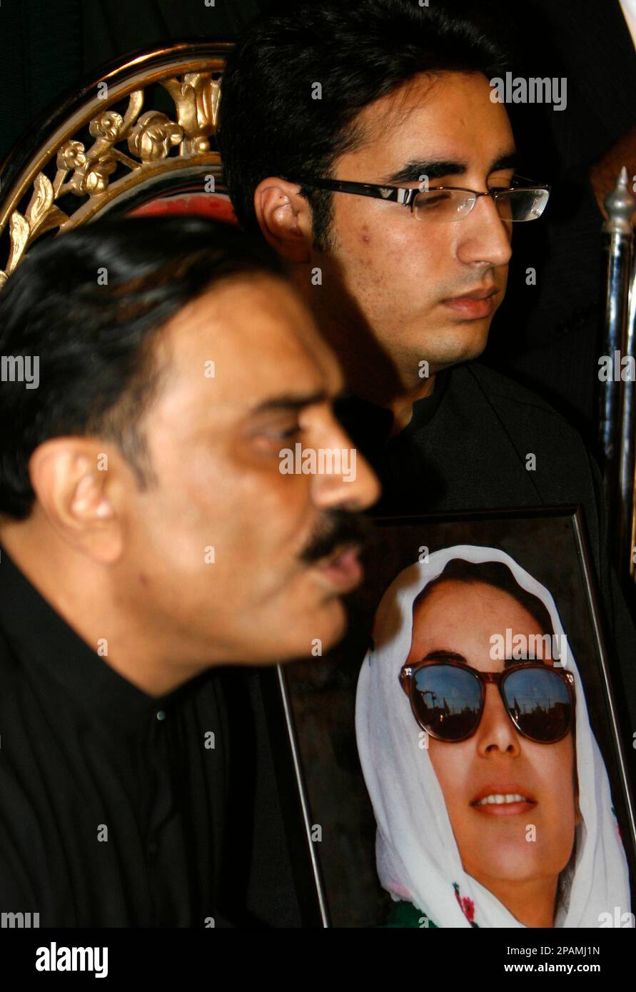 Asif Ali Zardari, left, husband of Pakistan's former Prime Minister Benazir Bhutto, seen in photo, addresses a news conference with his son Bilawal Bhutto who has been nominated Chairman of the party in Naudero, near Larkana, Pakistan on Sunday, Dec. 30, 2007. The party also decided to contest upcoming elections, apparently ending the threat of a wholesale boycott by Pakistan's political opposition as the key U.S. ally in its war on terror struggles to move to full democracy after years of military rule.(AP Photo/Shakil Adil) Stockfoto