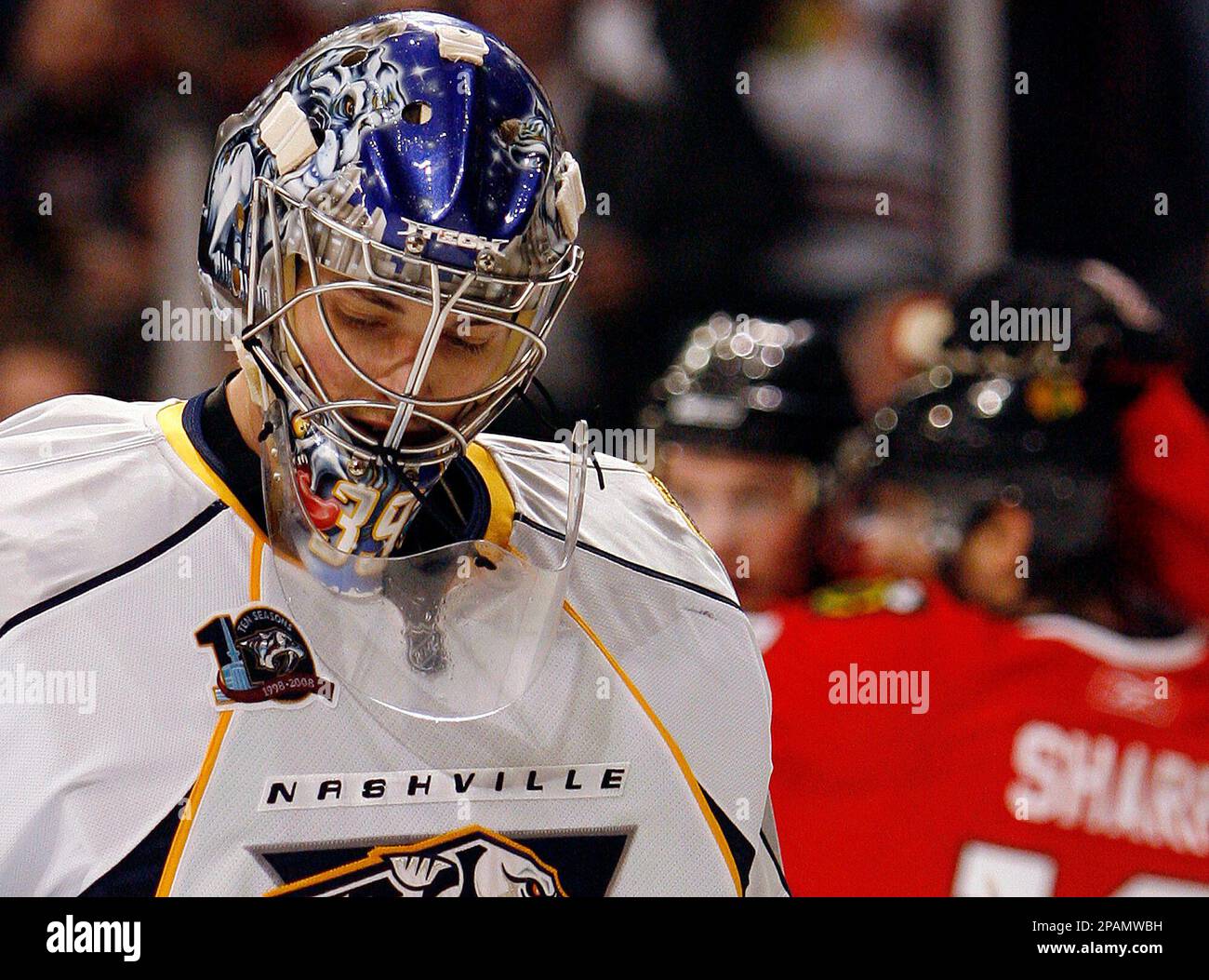 Nashville Predators goalie Dan Ellis reacts after Chicago Blackhawks' Patrick Sharp, right rear, scored during the first period of an NHL hockey game Wednesday, Dec. 26, 2007 in Chicago.(AP Photo/Nam Y. Huh) Stockfoto